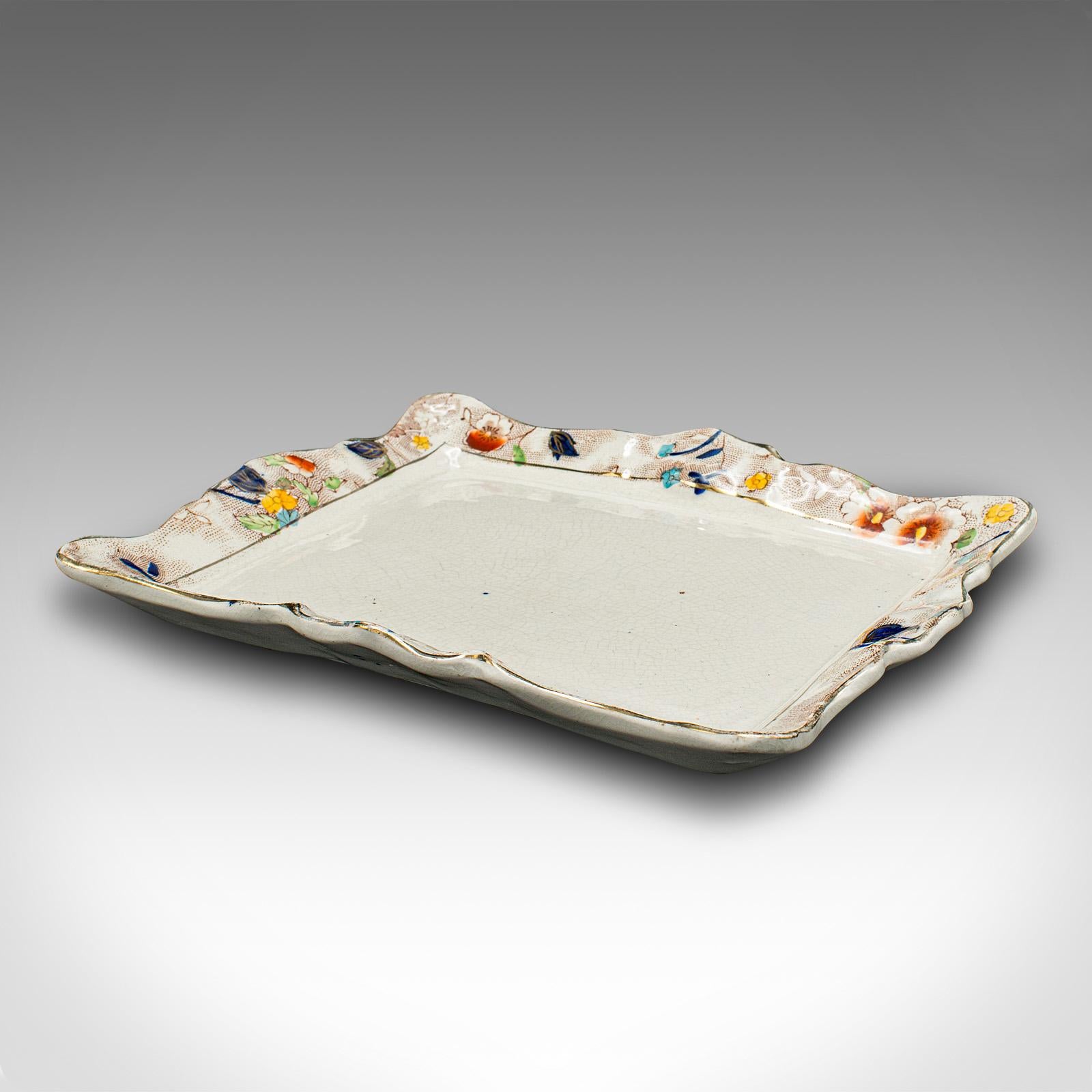 Dies ist ein antiker Käsewächter. Eine englische, dekorative Butterdose aus Keramik aus der spätviktorianischen Zeit, um 1900.

Ansprechend dekorative Schale - breiter Deckel für Käse oder Butter geeignet
Mit wünschenswerter Alterspatina und in