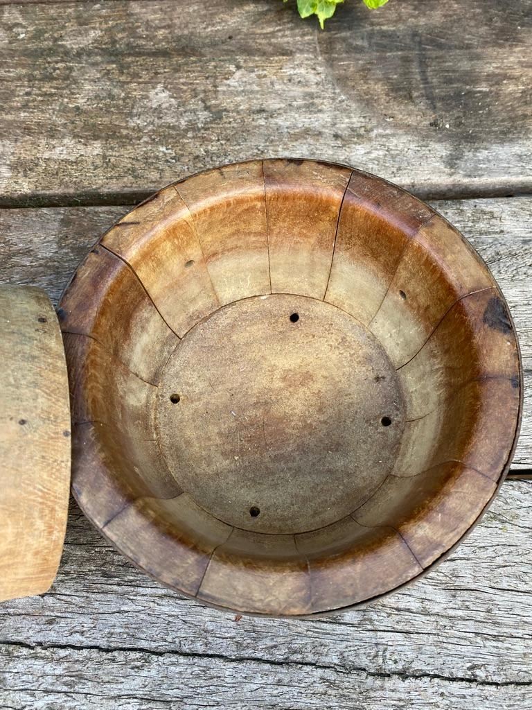 Antique Cheese Mold / Mould Set of 4, the Netherlands. Farmhouse Fruit Bowl For Sale 7