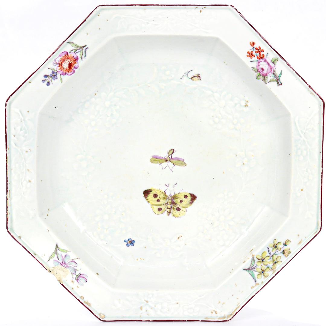 Moulé Ancienne assiette octogonale damassée ou moulée en porcelaine de Chelsea avec papillon en vente