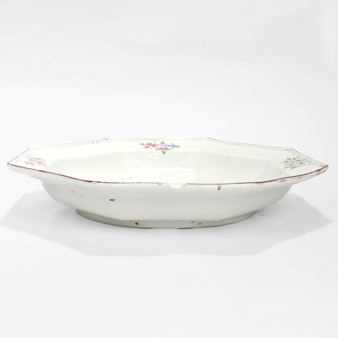 XVIIIe siècle Ancienne assiette octogonale damassée ou moulée en porcelaine de Chelsea avec papillon en vente