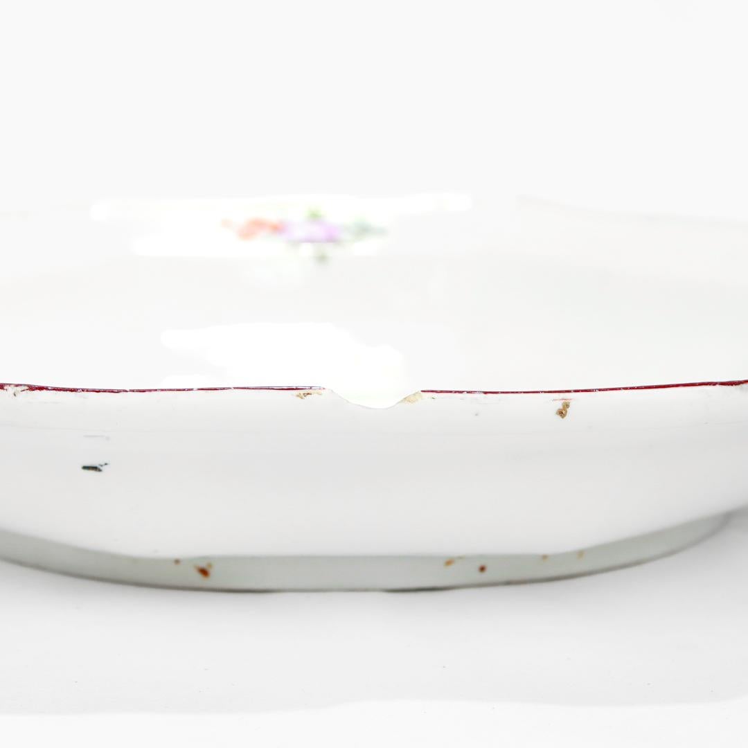 Antico piatto ottagonale in porcellana Chelsea Porcelain con motivo a damasco o a stampo e farfalla in vendita 1