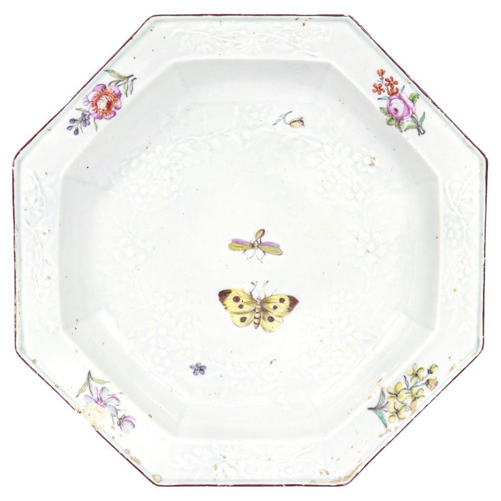 Ancienne assiette octogonale damassée ou moulée en porcelaine de Chelsea avec papillon
