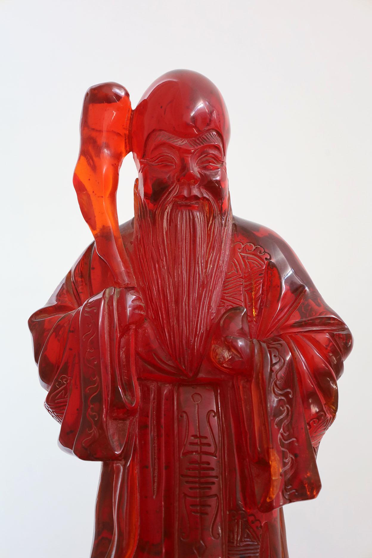 Escultura antigua de Confucio en resina de ámbar y cerezo en venta 2