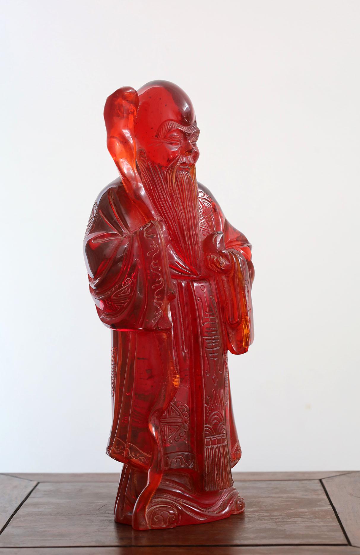 Escultura antigua de Confucio en resina de ámbar y cerezo Exportación china en venta