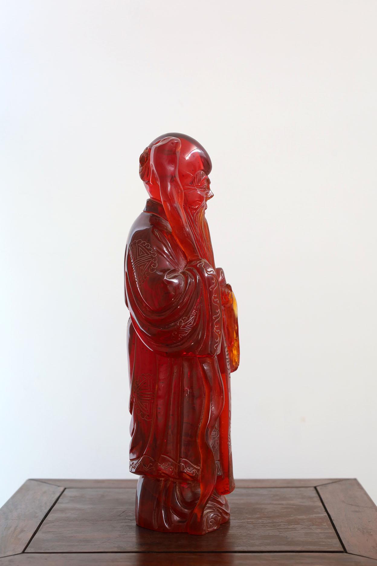 Escultura antigua de Confucio en resina de ámbar y cerezo Chino en venta