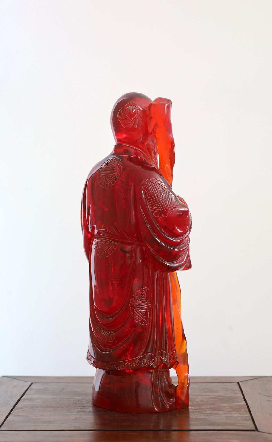 Escultura antigua de Confucio en resina de ámbar y cerezo Tallado a mano en venta