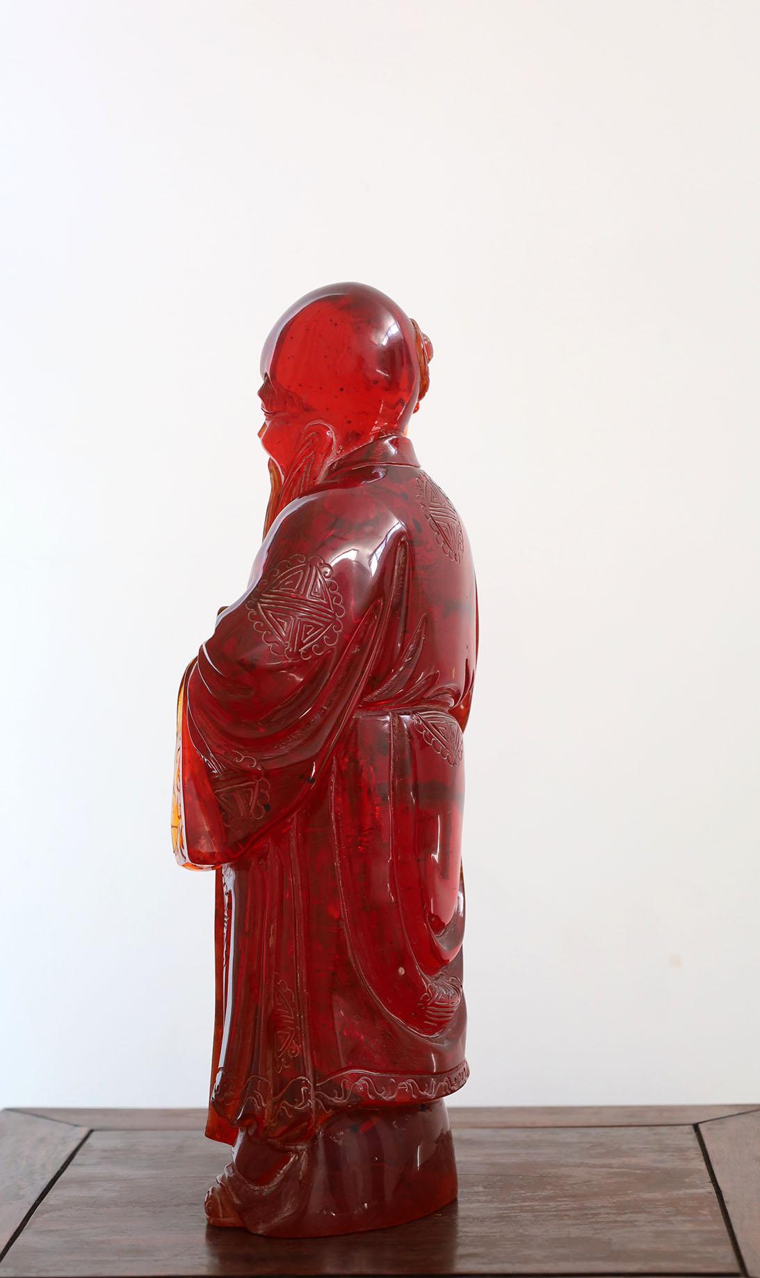 Escultura antigua de Confucio en resina de ámbar y cerezo mediados del siglo XX en venta