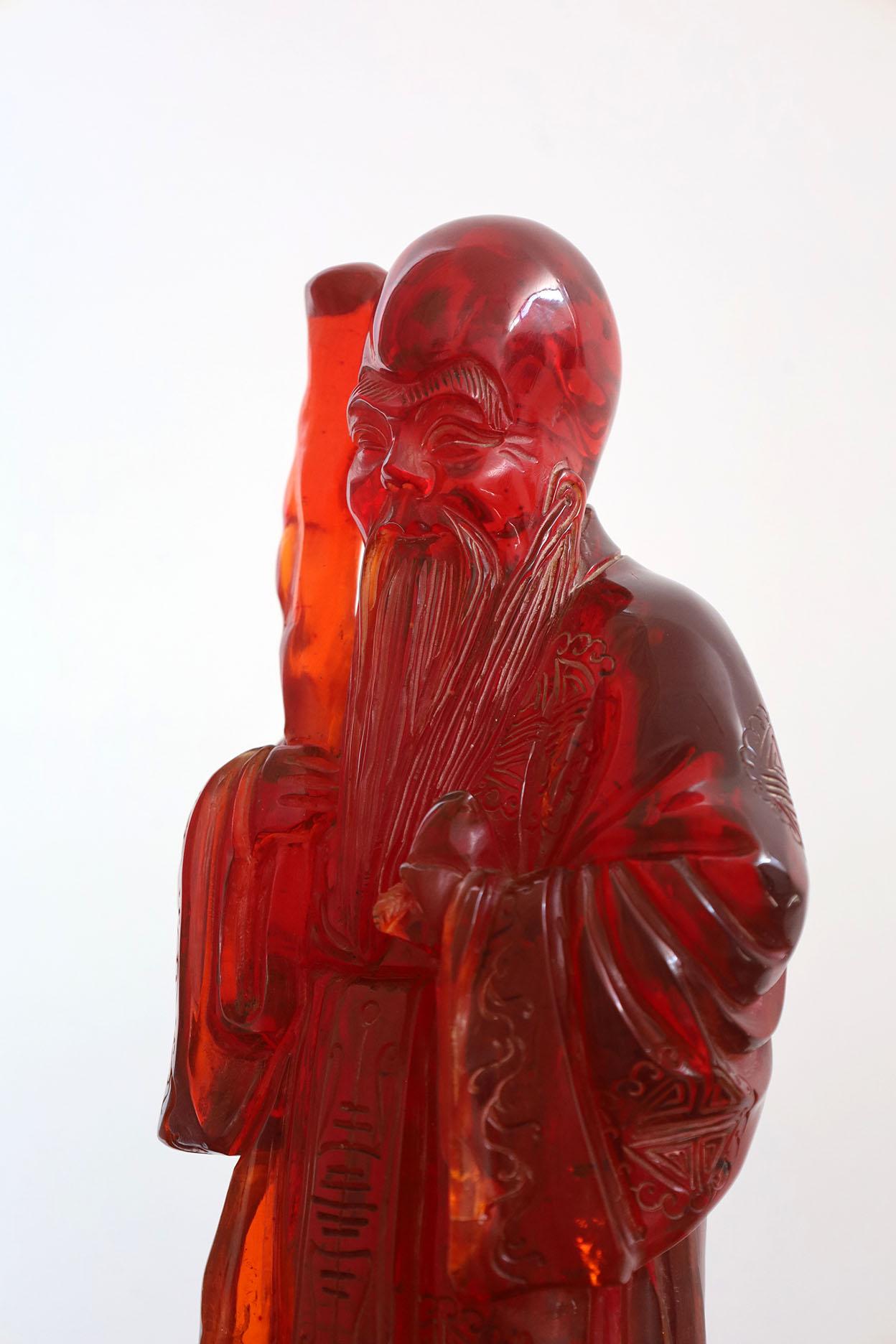Escultura antigua de Confucio en resina de ámbar y cerezo en venta 1