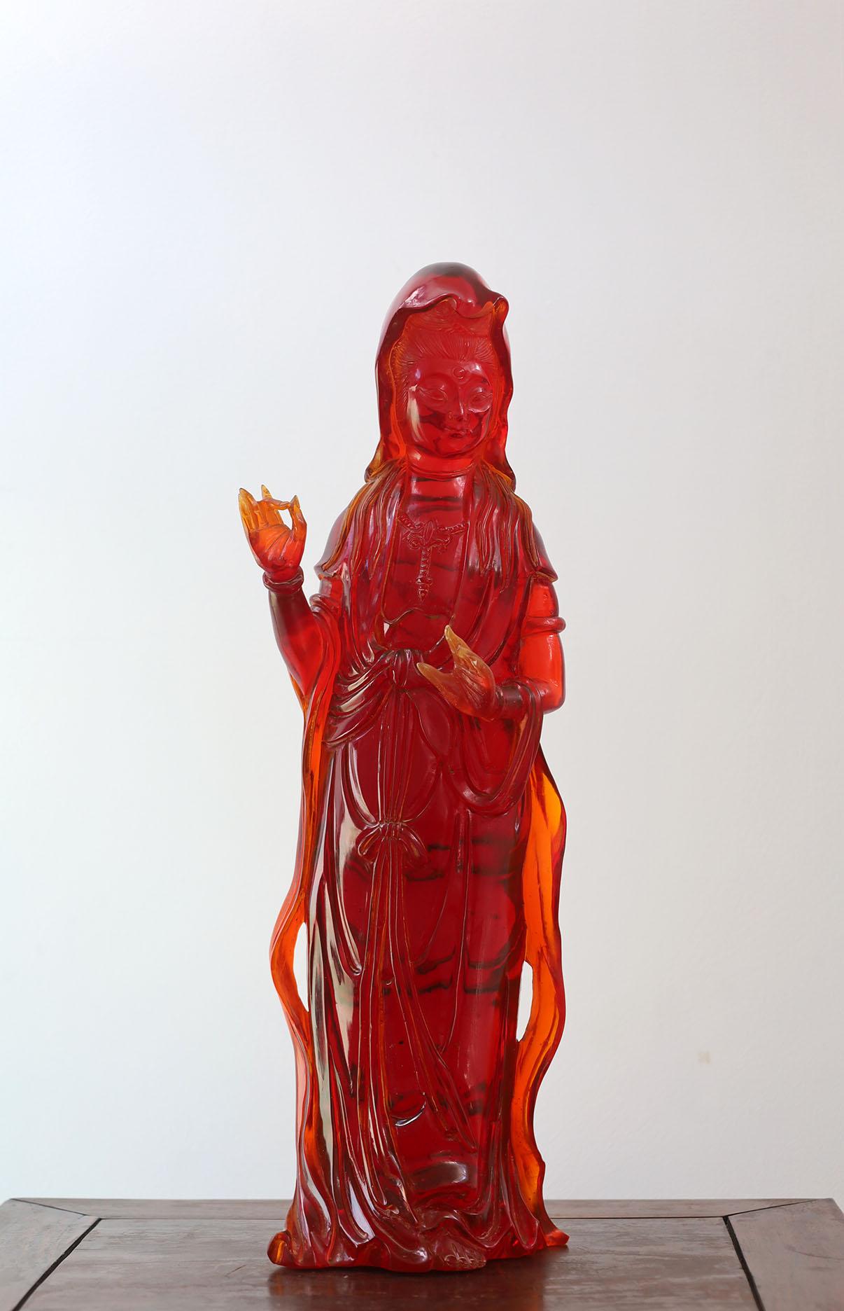 Vitntage Cherry Amber Resin Sculpture. 
Très bon état. Belle couleur rougeoyante.
Un travail d'une précision étonnante.

