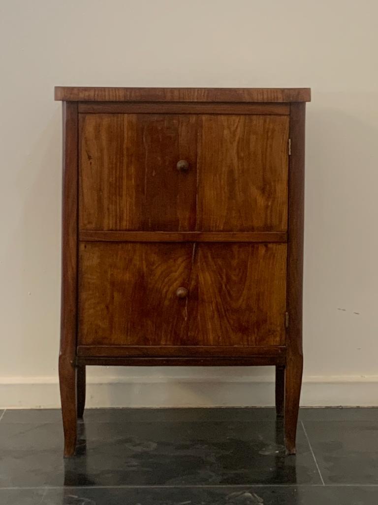 Small feather cherry wood chest of drawers, late 18th century. Repurposed for dedicated use, bathroom cabinet, bedroom cabinet or other use.
Packaging with bubble wrap and cardboard boxes is included. If the wooden packaging is needed (fumigated