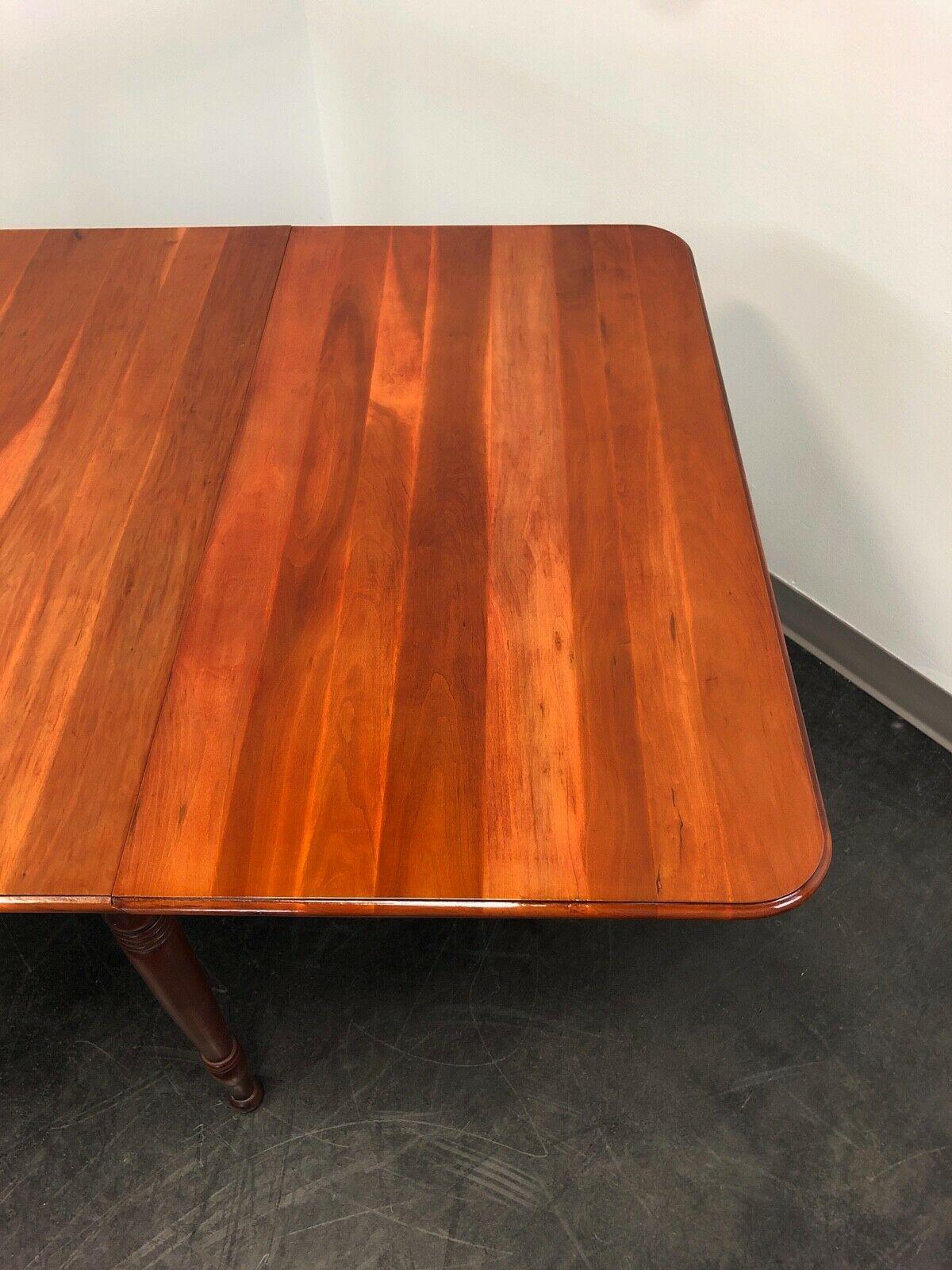 Antique Cherry Gateleg Drop-Leaf Dining Table In Good Condition For Sale In Charlotte, NC