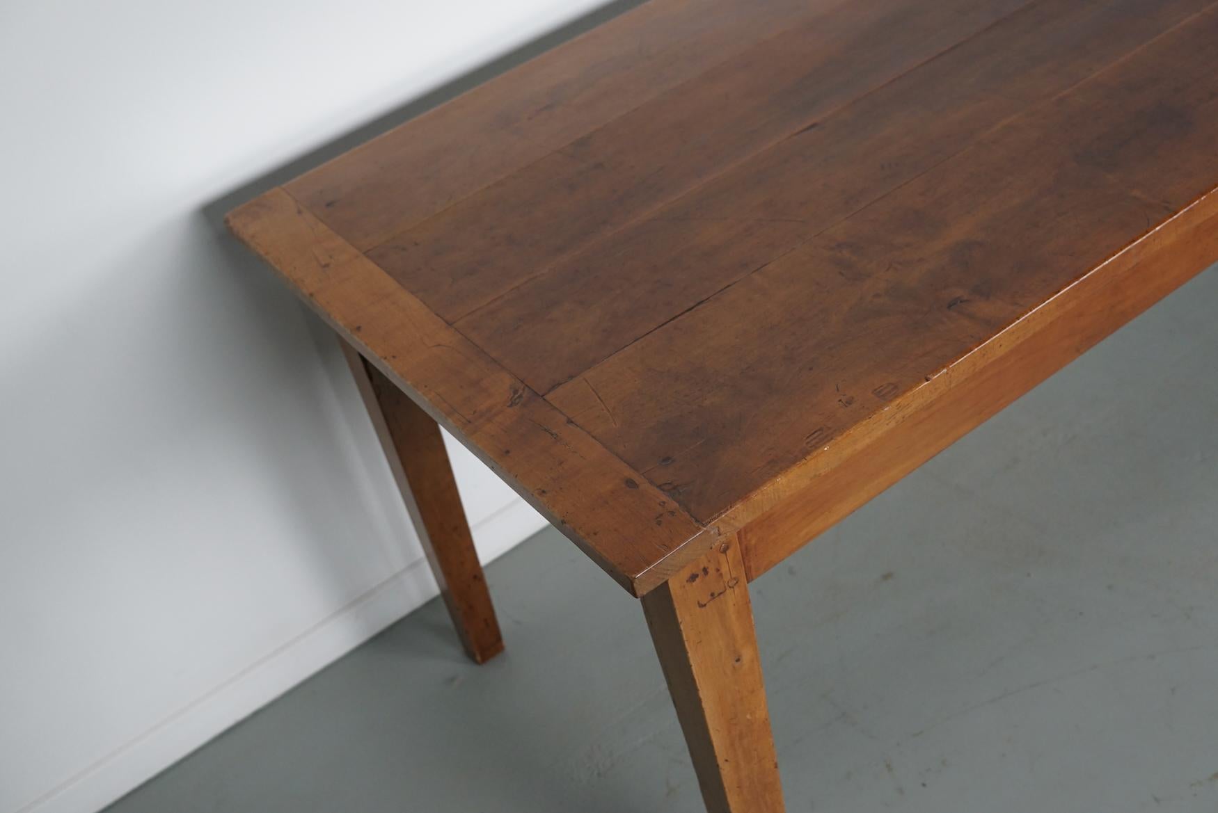 Table de salle à manger rustique française en cerisier ancien du début du 20e siècle en vente 4