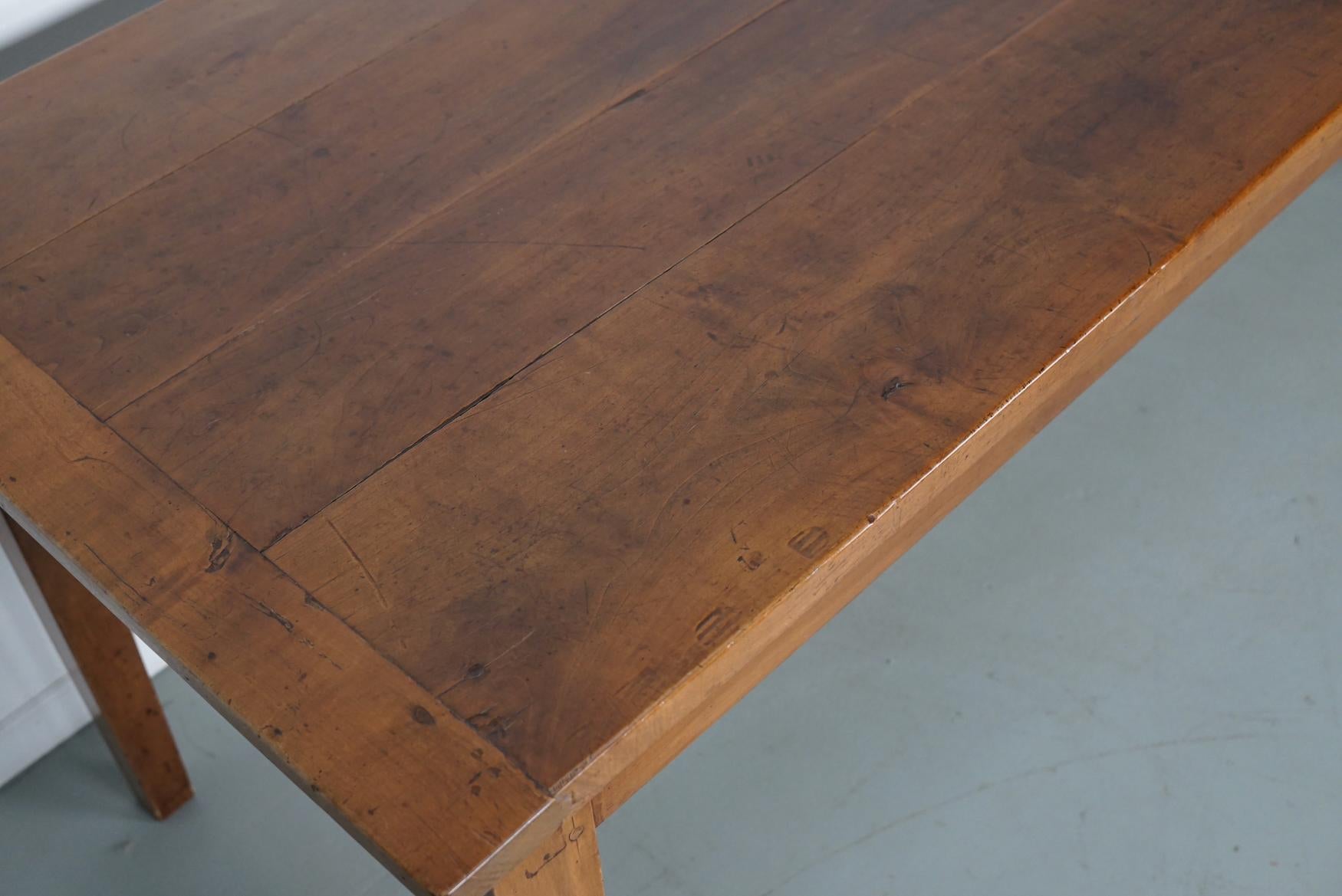 Table de salle à manger rustique française en cerisier ancien du début du 20e siècle en vente 5