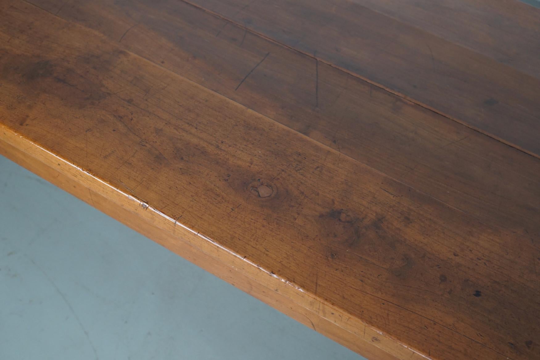 Table de salle à manger rustique française en cerisier ancien du début du 20e siècle en vente 8