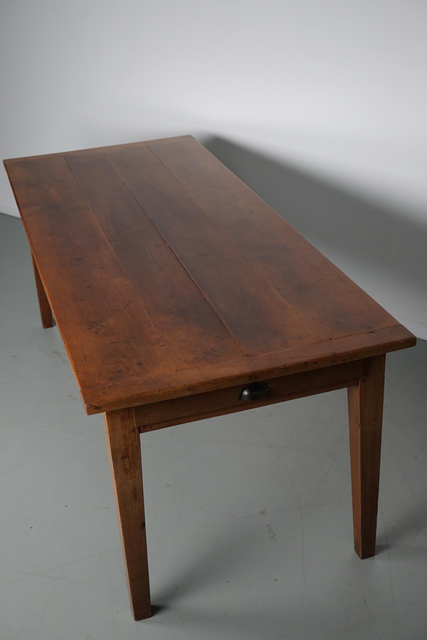 Français Table de salle à manger rustique française en cerisier ancien du début du 20e siècle en vente