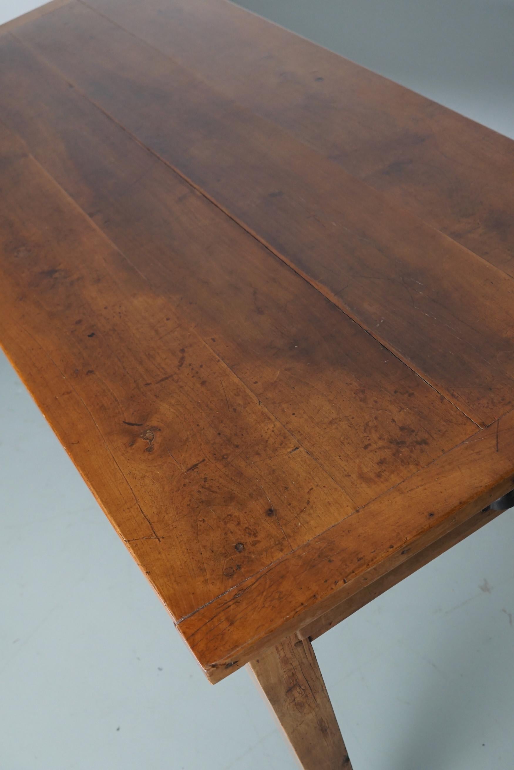 Table de salle à manger rustique française en cerisier ancien du début du 20e siècle Bon état - En vente à Nijmegen, NL