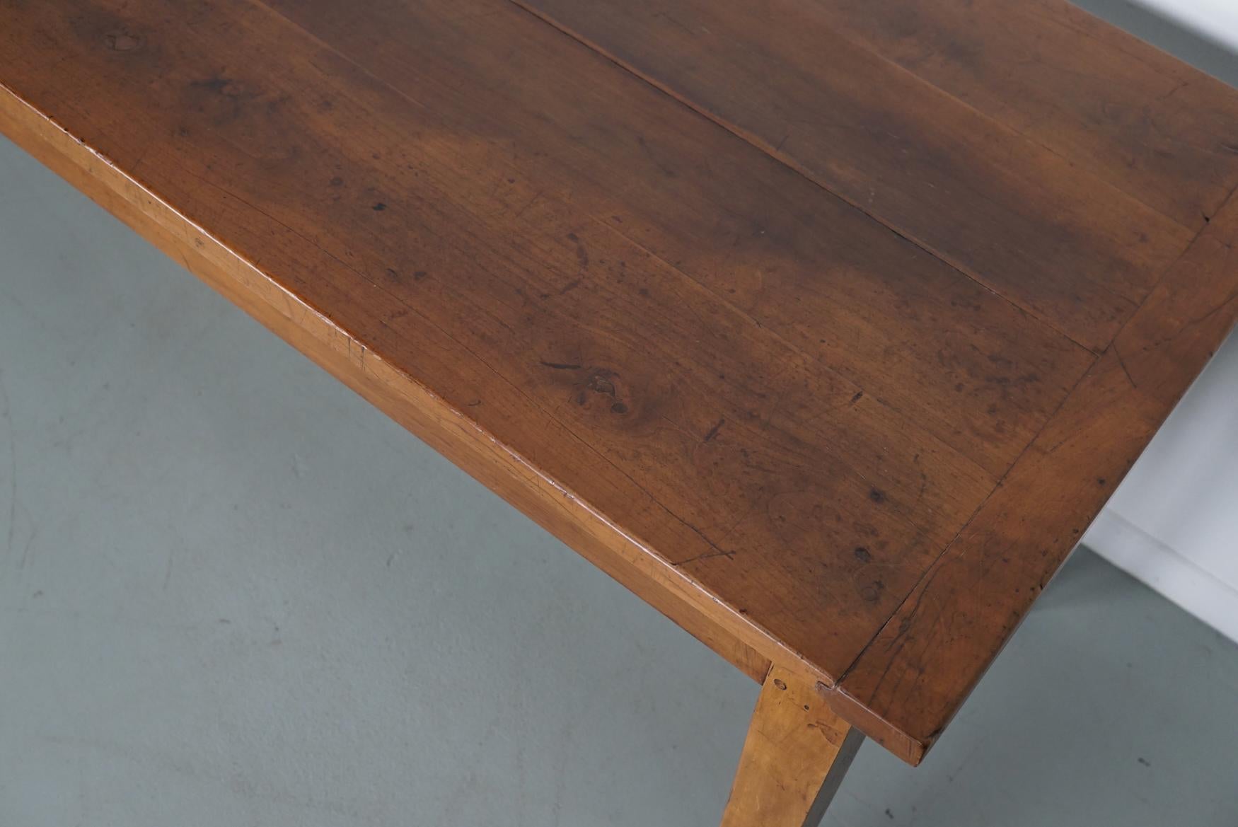 Cerise Table de salle à manger rustique française en cerisier ancien du début du 20e siècle en vente