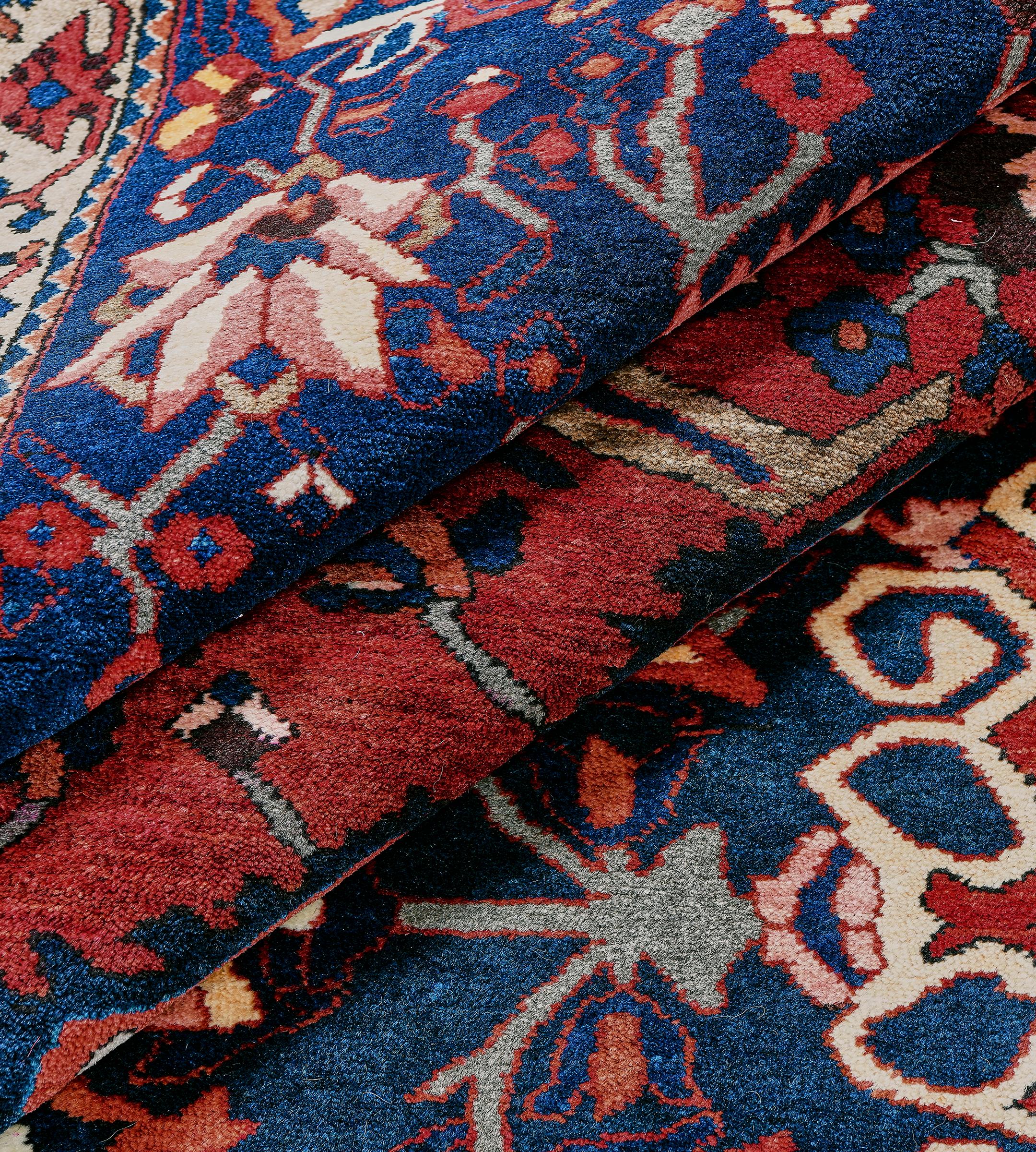 Antiker traditioneller persischer Bakhtiari-Teppich aus Kirschroter Wolle mit Blumenmuster im Angebot 4
