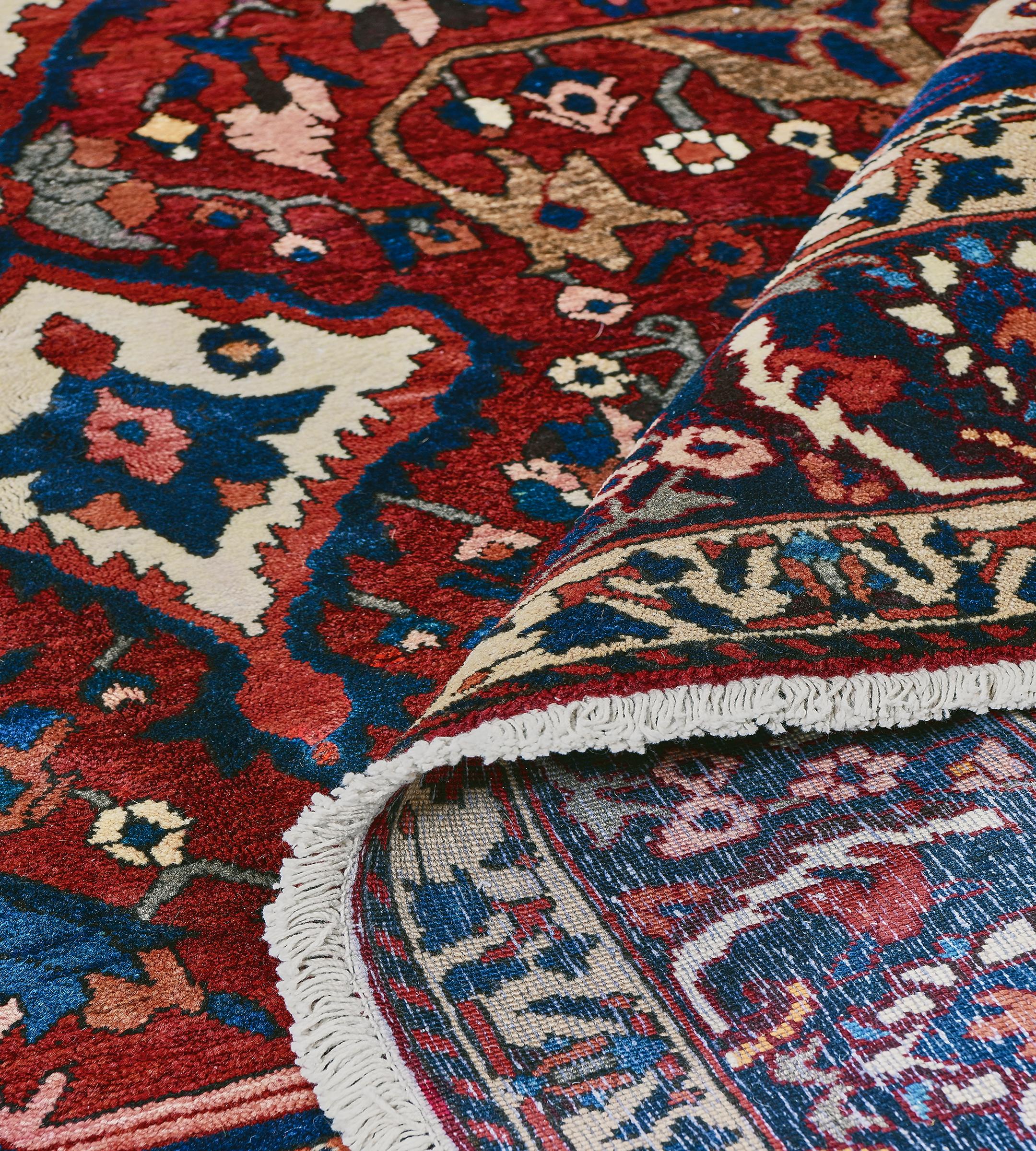 Antiker traditioneller persischer Bakhtiari-Teppich aus Kirschroter Wolle mit Blumenmuster im Angebot 5