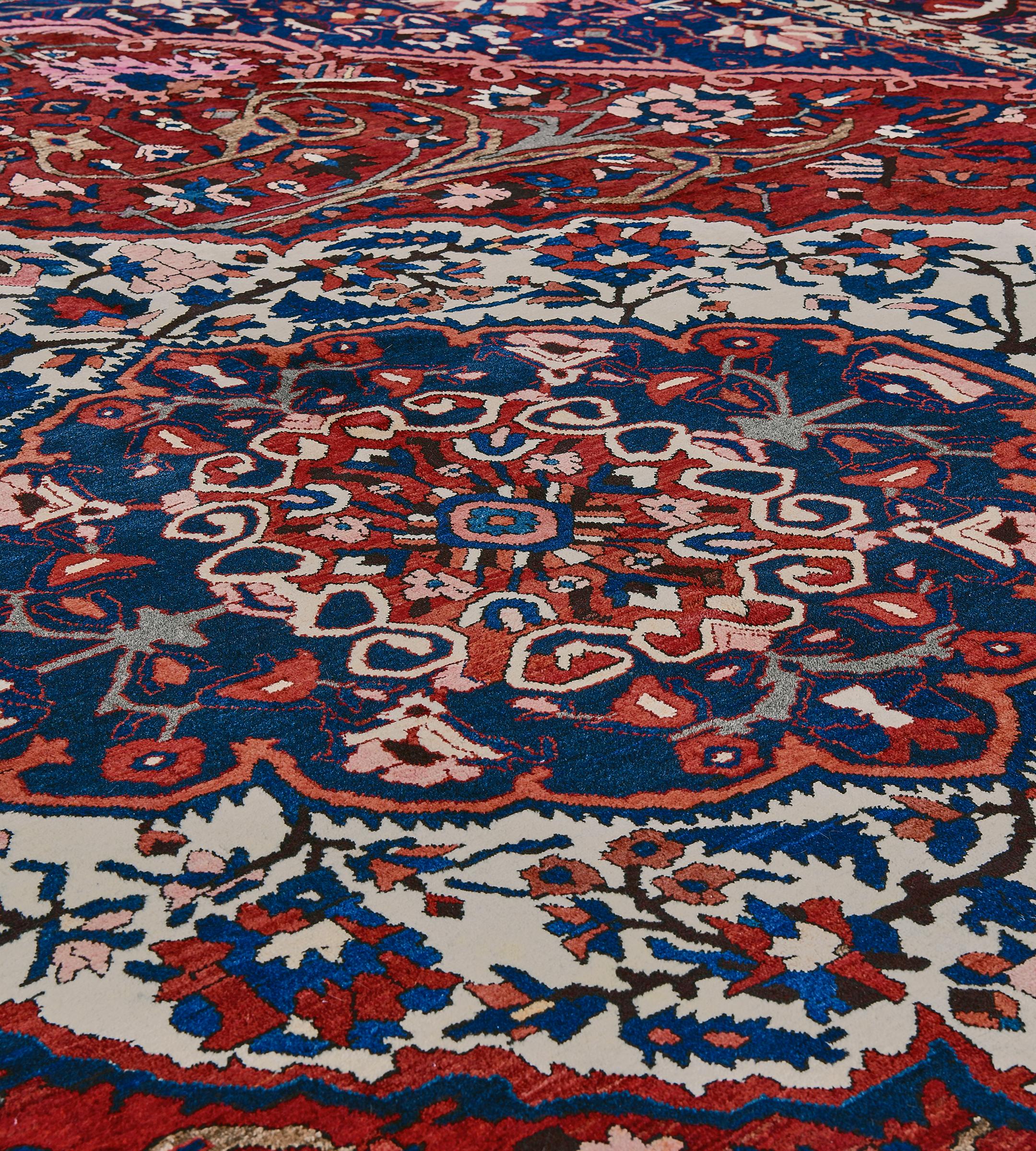 Dieser antike persische Bachtiari-Teppich hat ein leuchtendes kirschrotes Feld mit polychromen Palmetten und Blumenranken um ein zentrales elfenbeinfarbenes Medaillon mit einer Blumenranke, die Palmettenanhänger hervorbringt, die ein zentrales