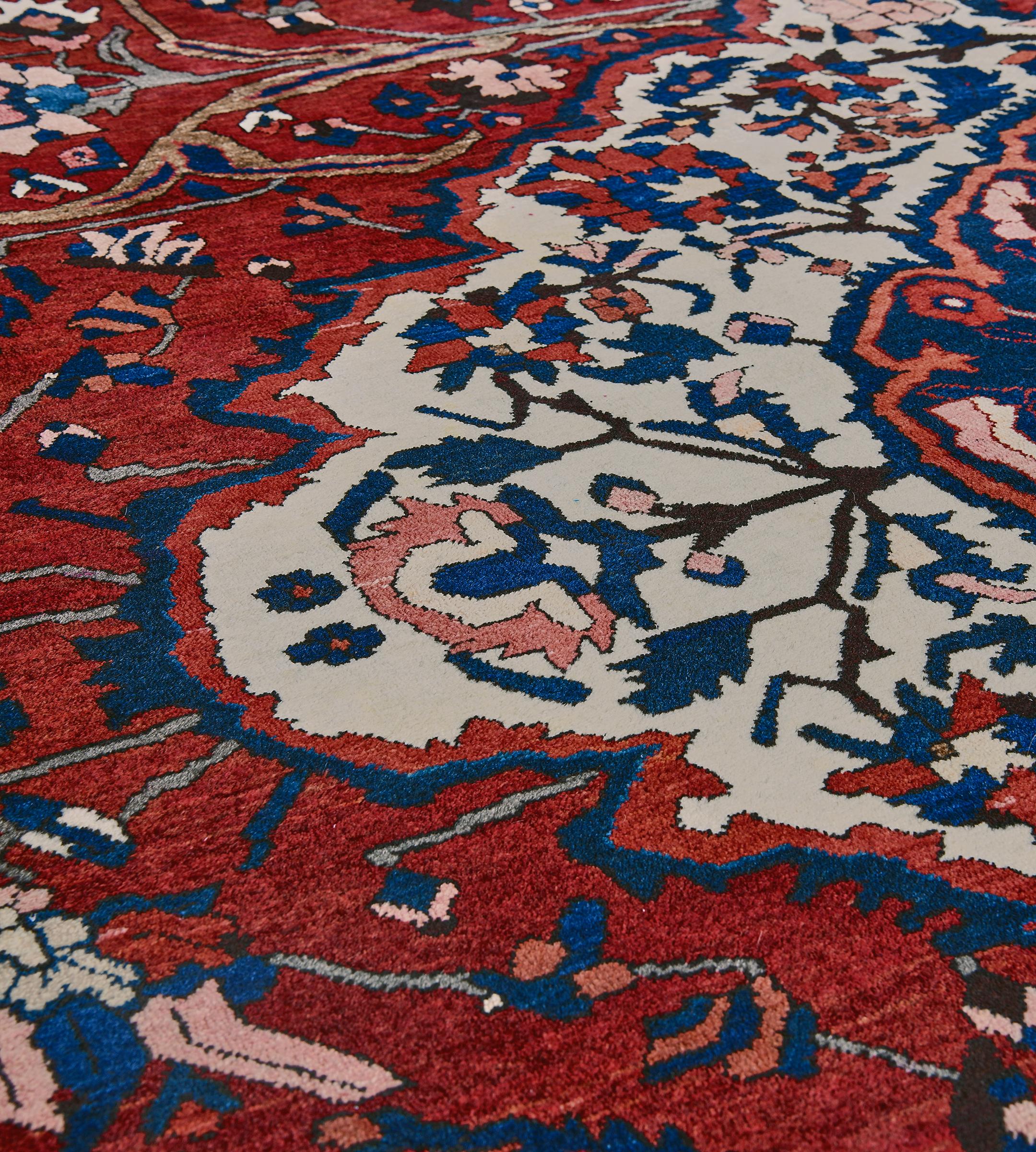 Antiker traditioneller persischer Bakhtiari-Teppich aus Kirschroter Wolle mit Blumenmuster (Persisch) im Angebot