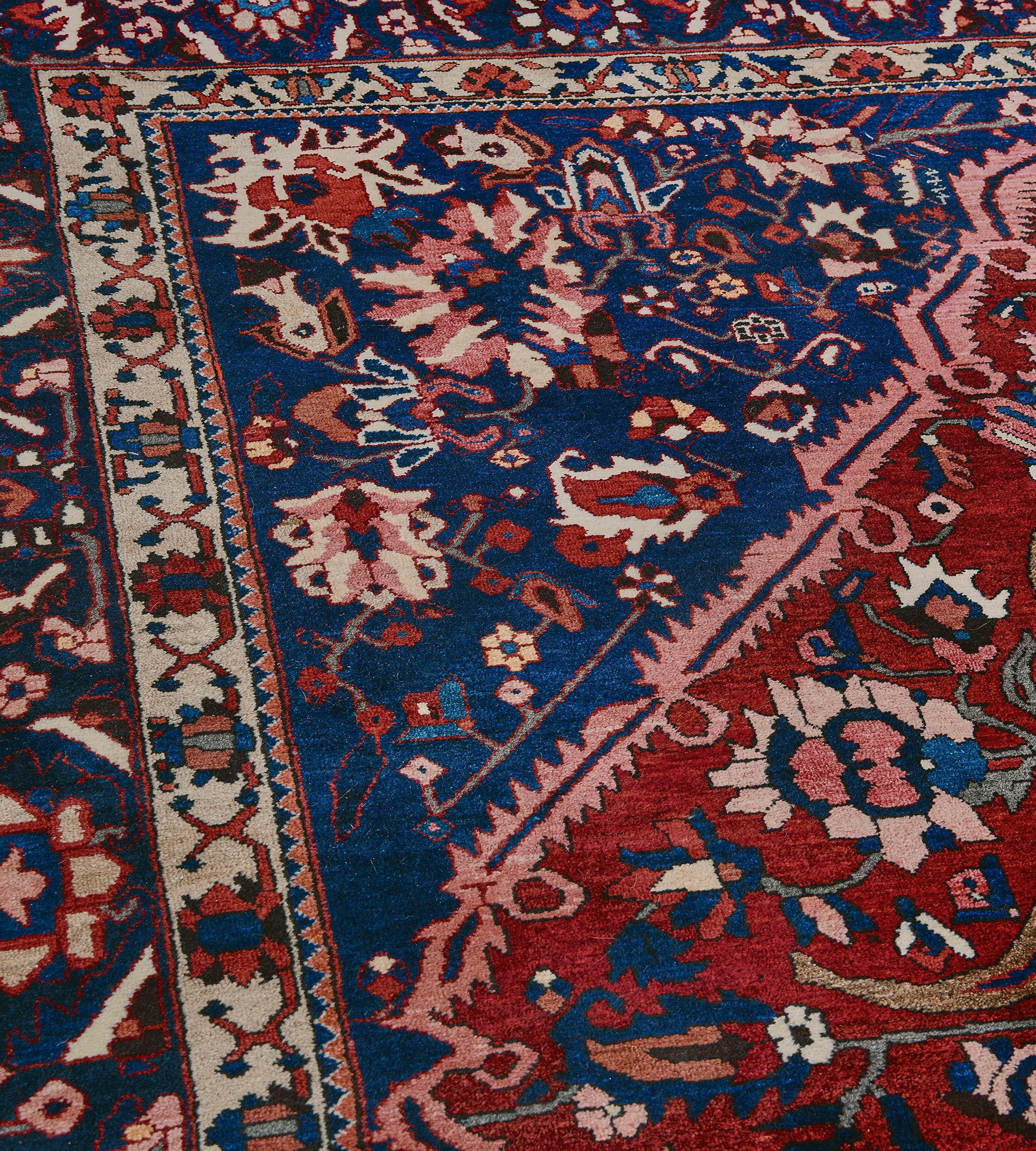 Antiker traditioneller persischer Bakhtiari-Teppich aus Kirschroter Wolle mit Blumenmuster (Handgeknüpft) im Angebot