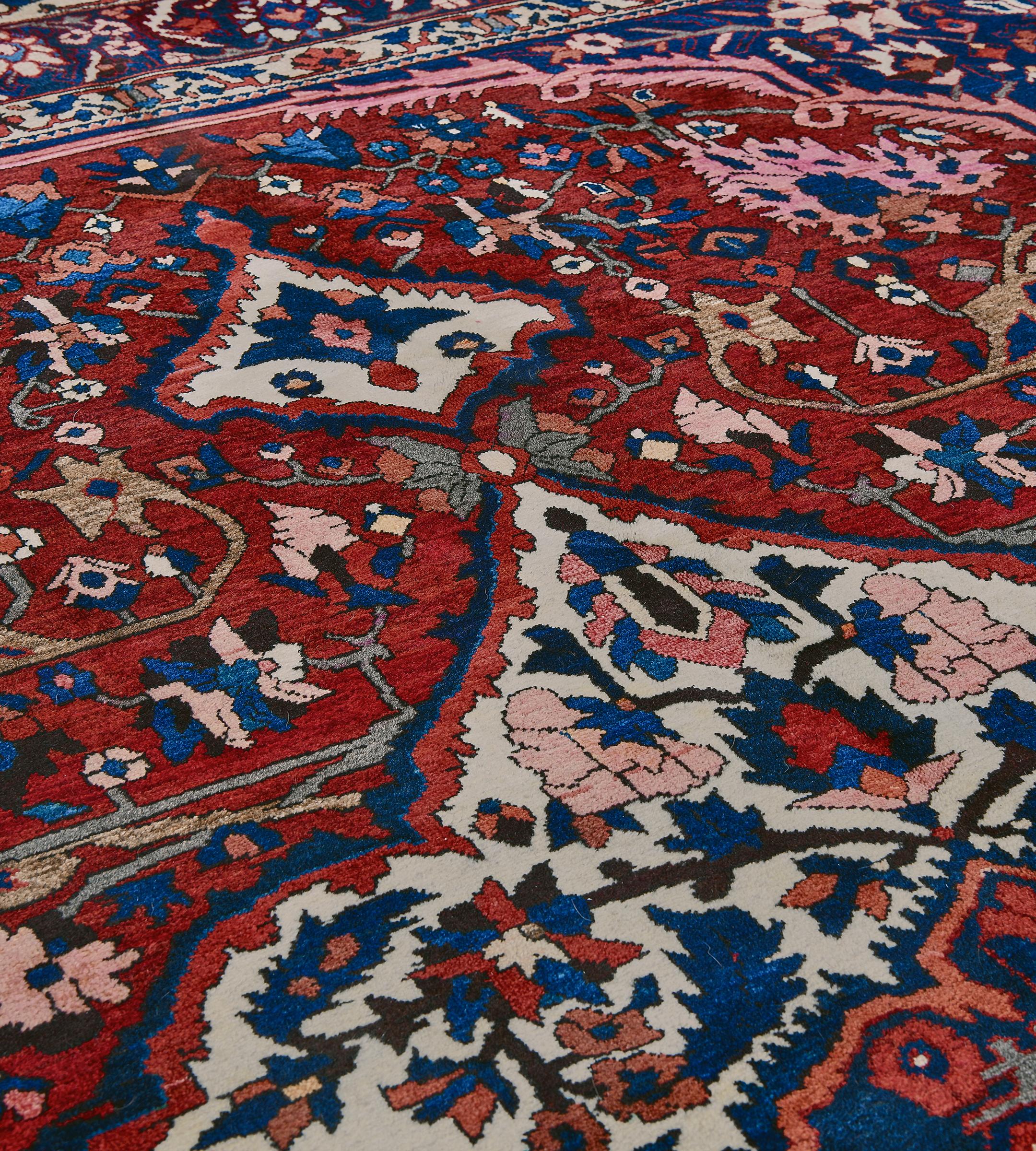Antiker traditioneller persischer Bakhtiari-Teppich aus Kirschroter Wolle mit Blumenmuster im Zustand „Gut“ im Angebot in West Hollywood, CA