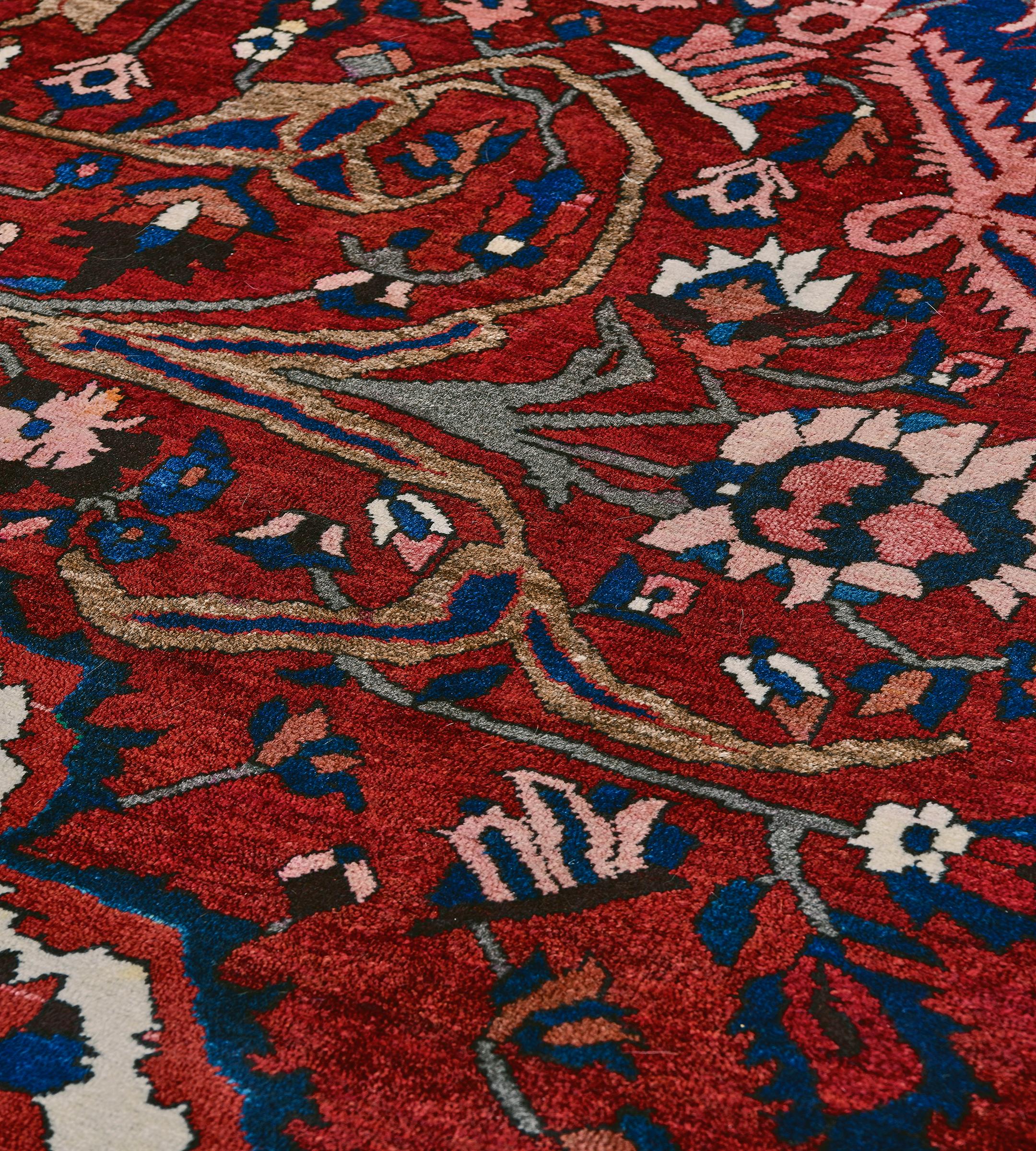Antiker traditioneller persischer Bakhtiari-Teppich aus Kirschroter Wolle mit Blumenmuster (20. Jahrhundert) im Angebot