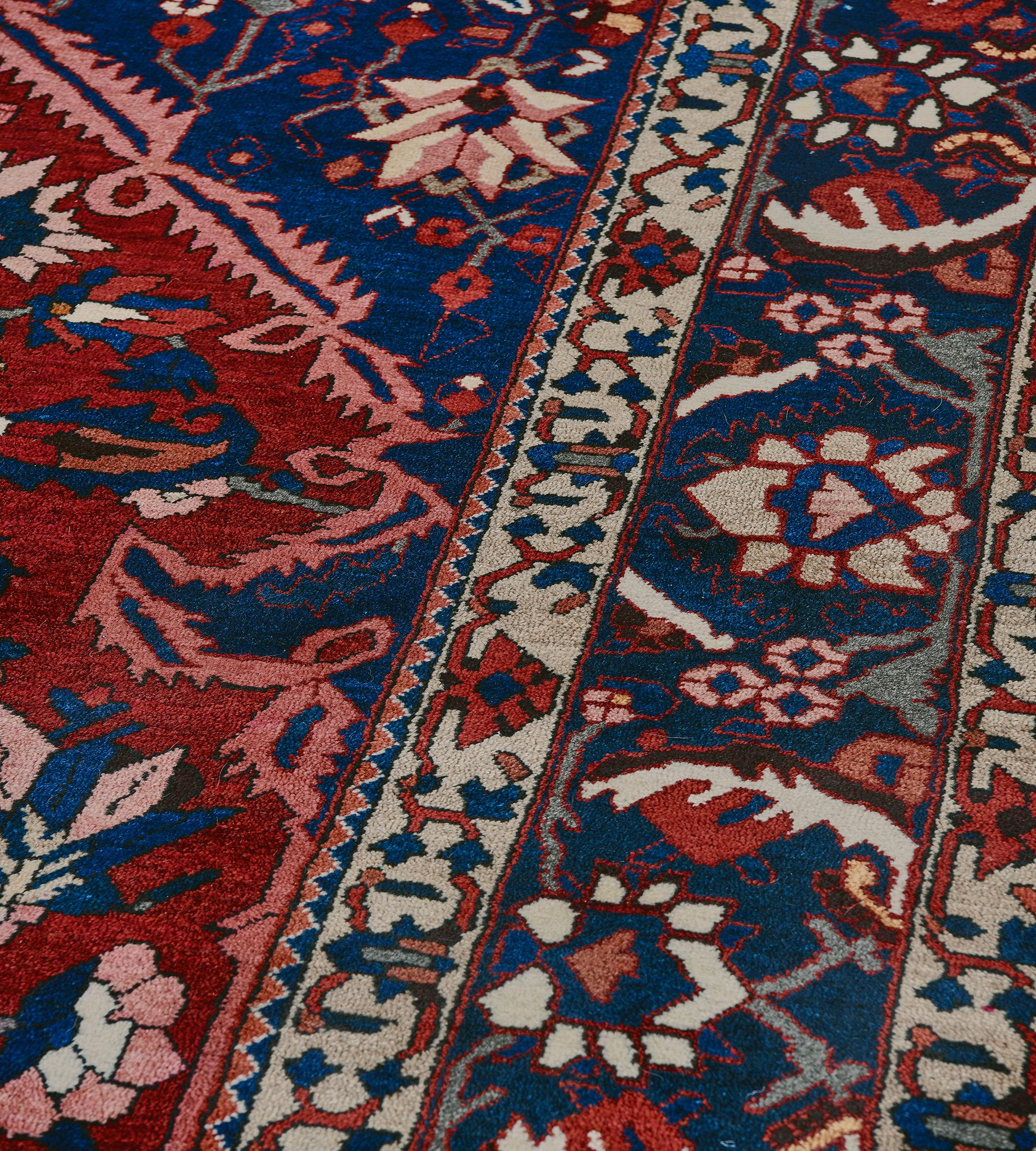 Antiker traditioneller persischer Bakhtiari-Teppich aus Kirschroter Wolle mit Blumenmuster im Angebot 1