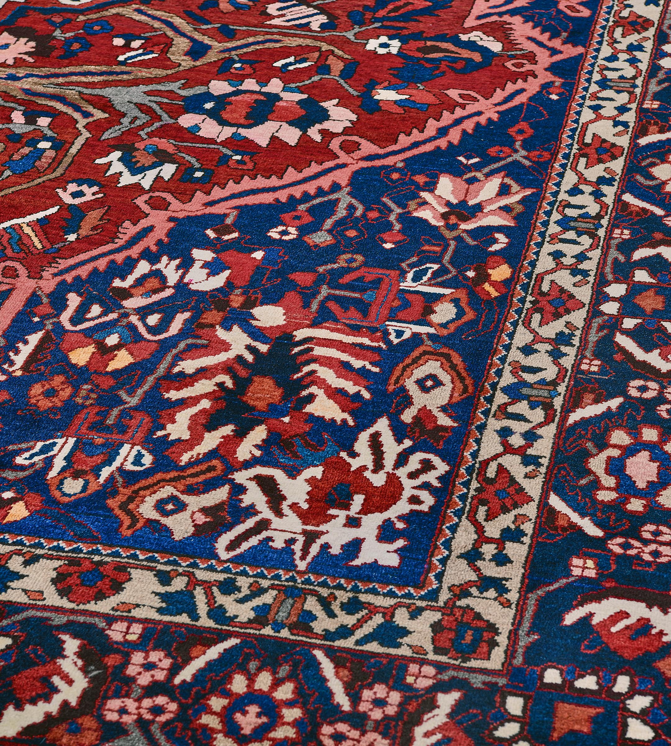 Antiker traditioneller persischer Bakhtiari-Teppich aus Kirschroter Wolle mit Blumenmuster im Angebot 2