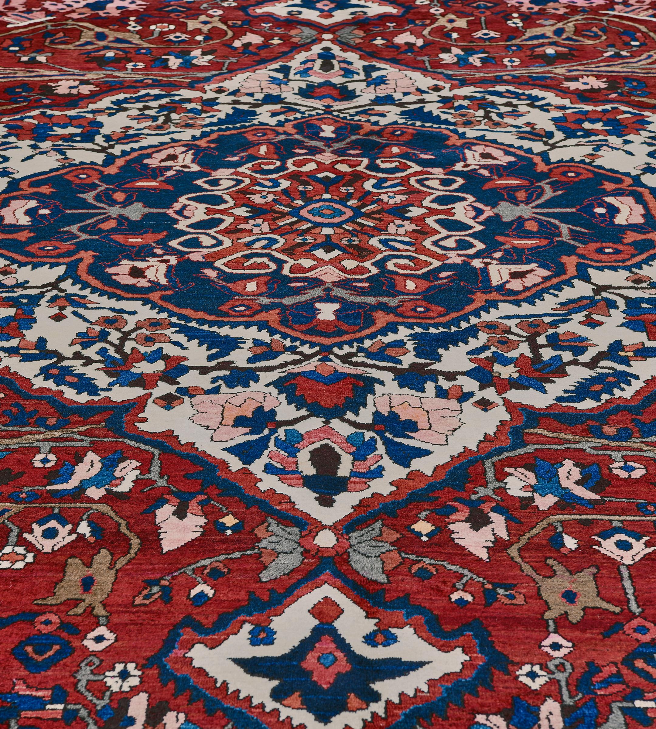 Antiker traditioneller persischer Bakhtiari-Teppich aus Kirschroter Wolle mit Blumenmuster im Angebot 3