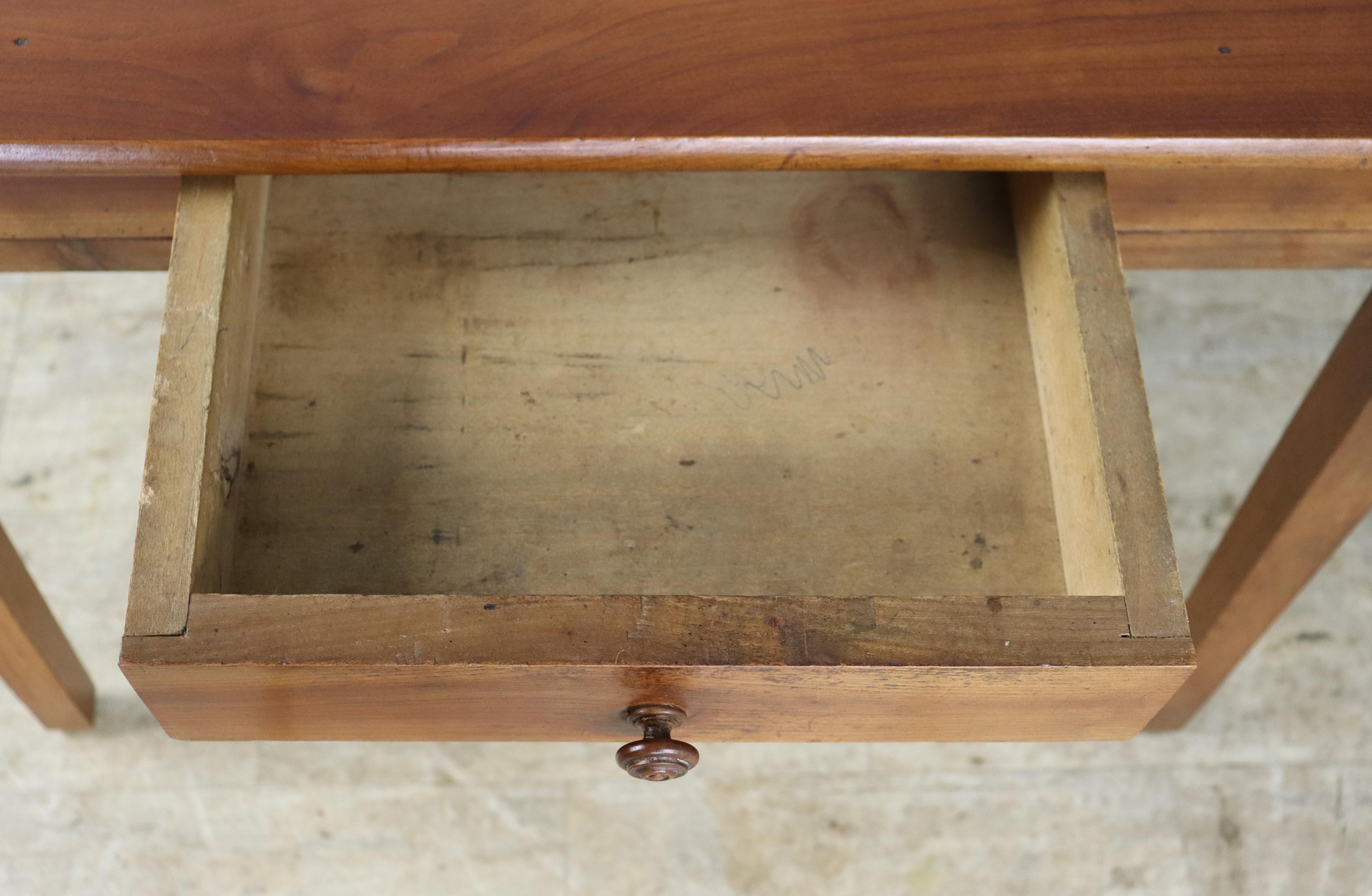 Table d'appoint ou petit bureau ancien en cerisier avec un tiroir 4