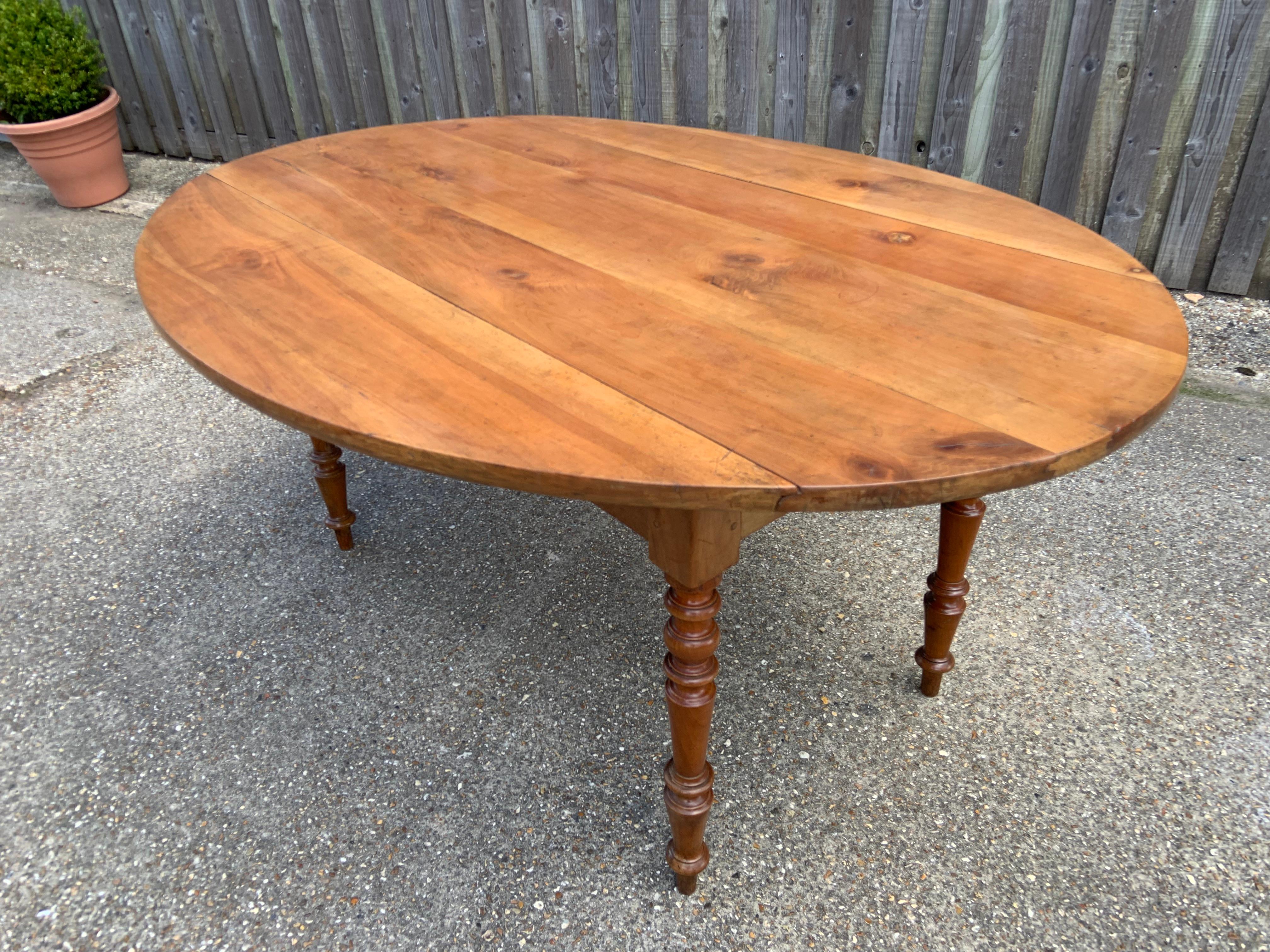 Provincial français Ancienne table à pieds fuselés en cerisier ovale à feuilles tombantes en vente