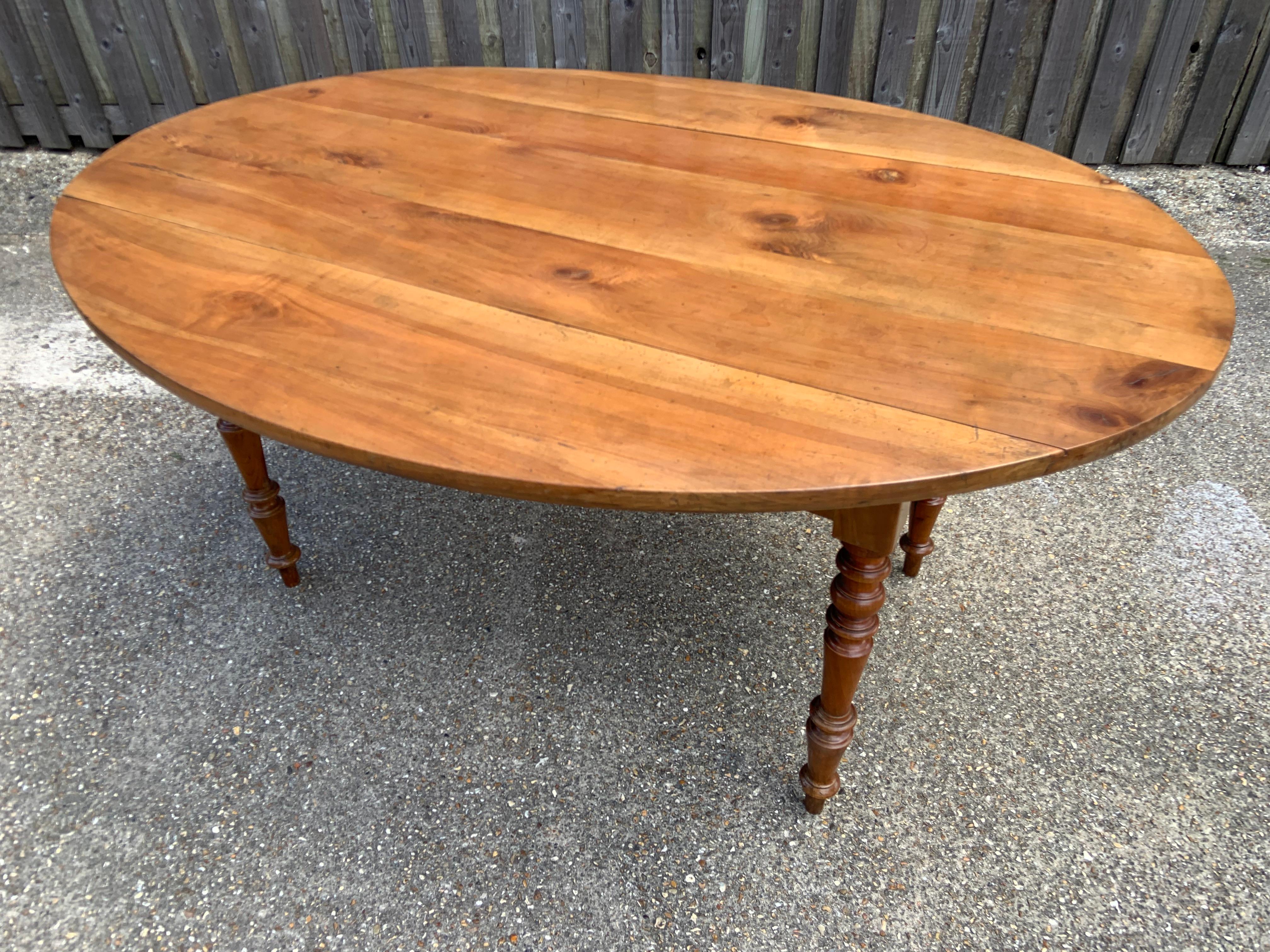 19th Century Antique Cherry Tapered Leg Oval Drop Leaf Table For Sale