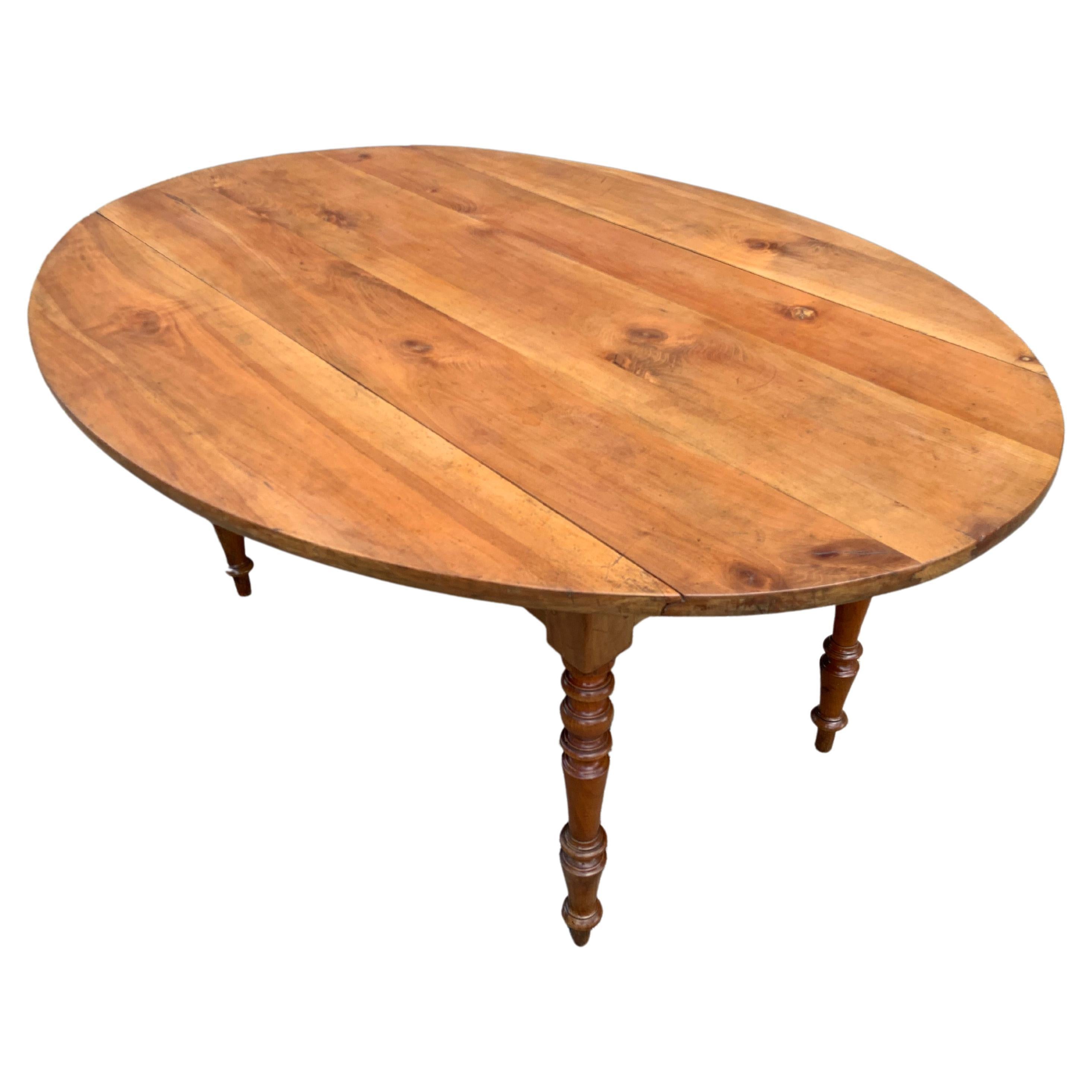 Ancienne table à pieds fuselés en cerisier ovale à feuilles tombantes