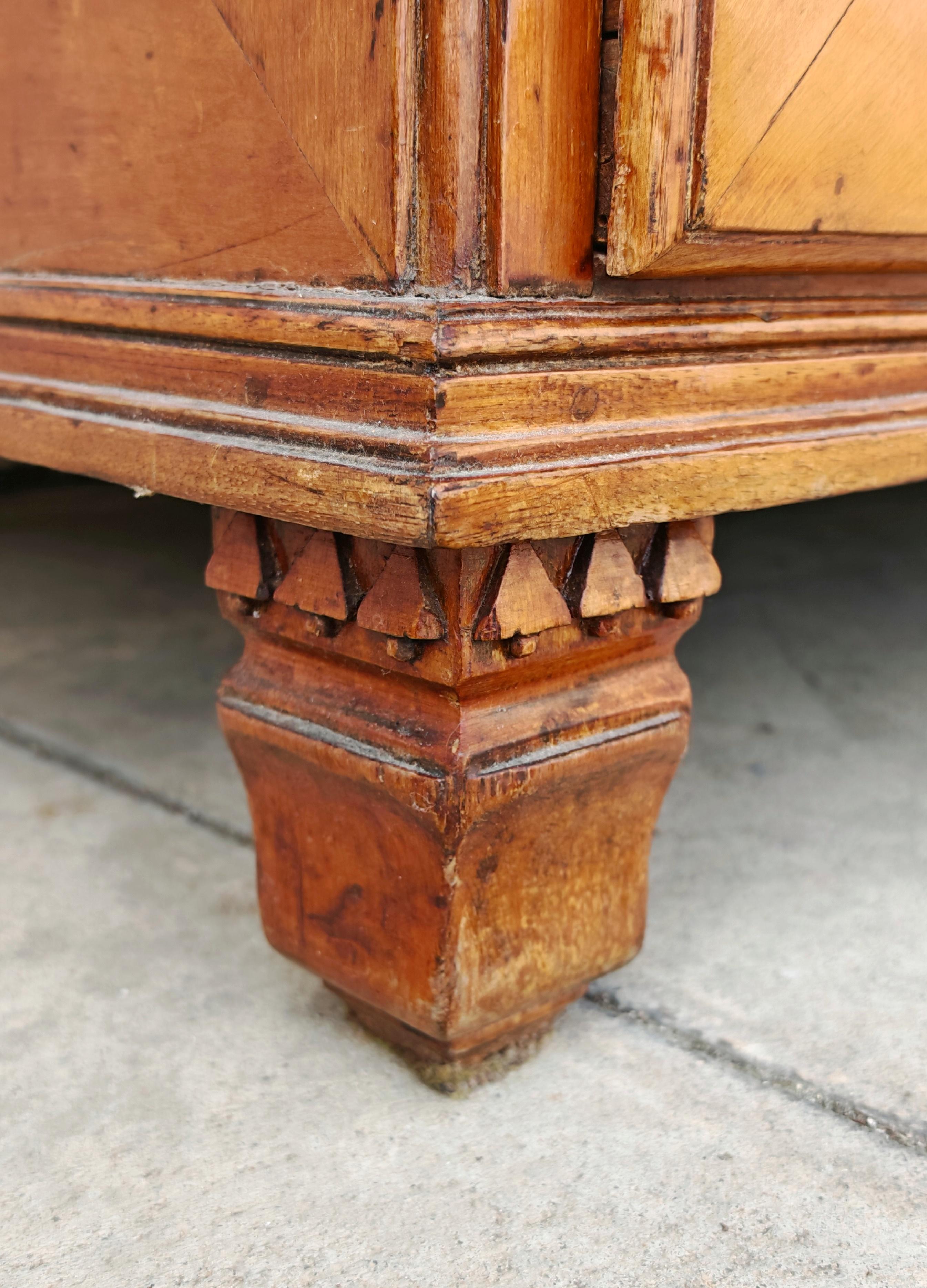 Antike Kommode aus Kirschenholz, Josephinim-Periode, Österreich 1790er Jahre im Angebot 3