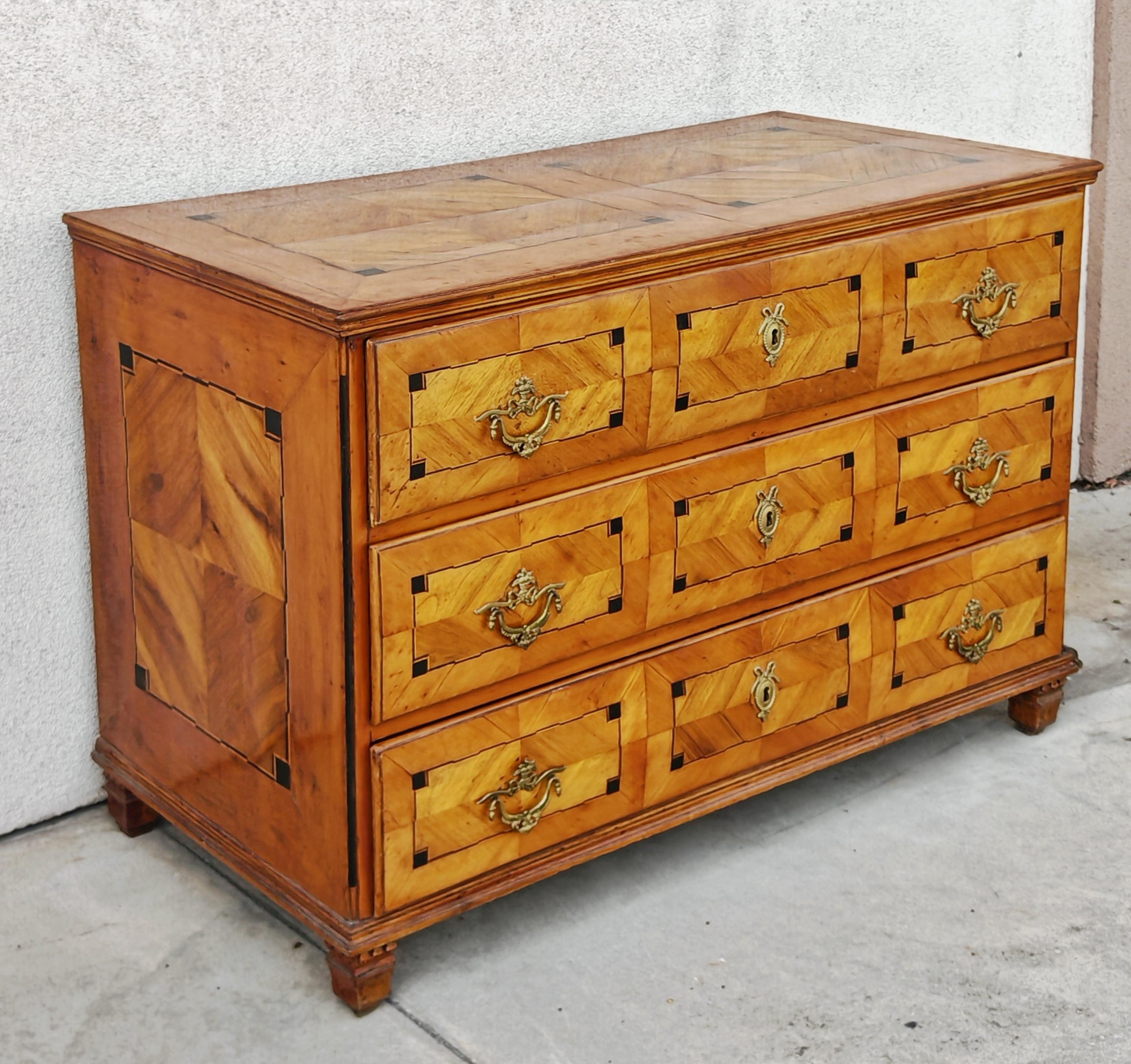 Antike Kommode aus Kirschenholz, Josephinim-Periode, Österreich 1790er Jahre im Angebot 5