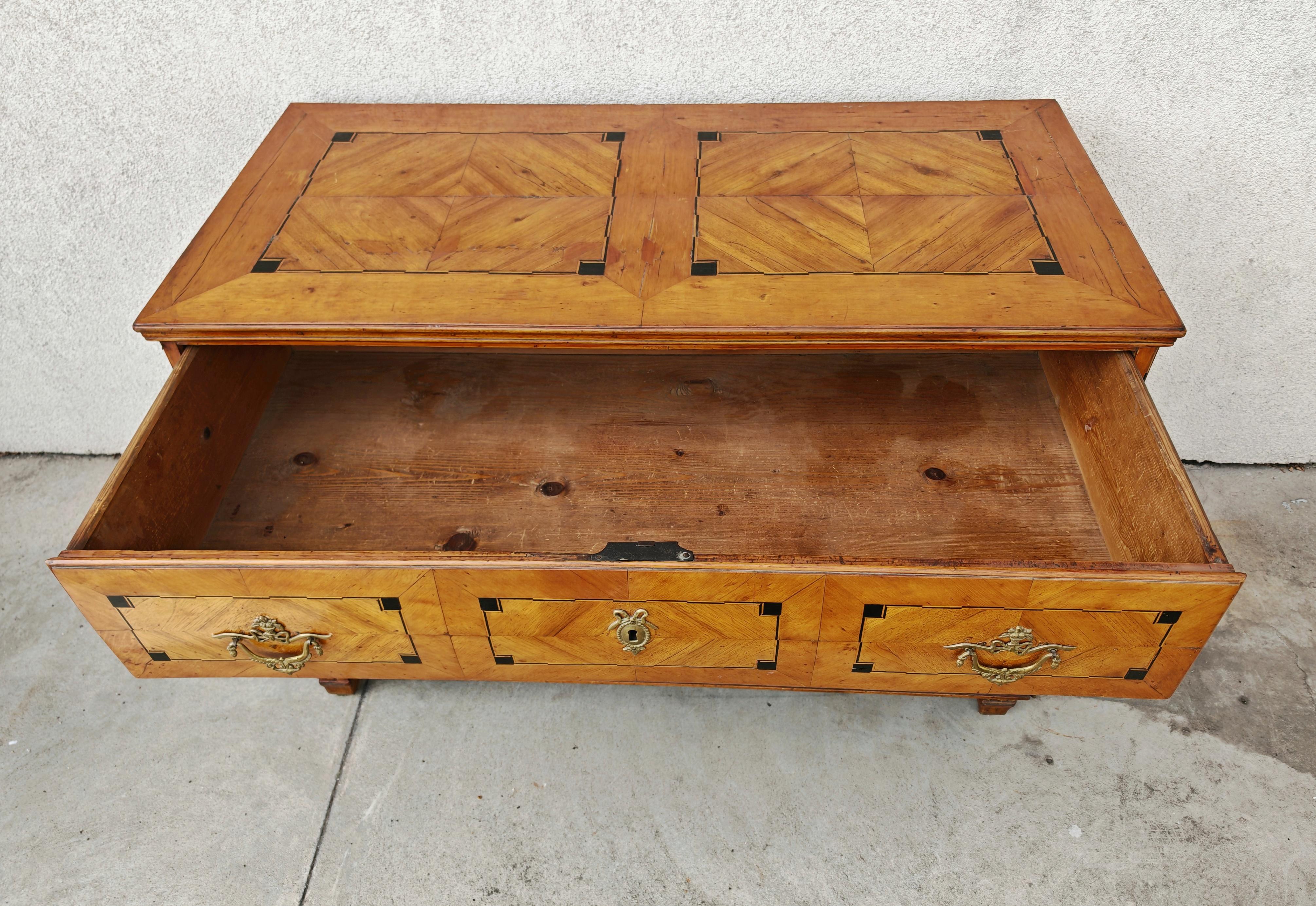 Antike Kommode aus Kirschenholz, Josephinim-Periode, Österreich 1790er Jahre im Angebot 6