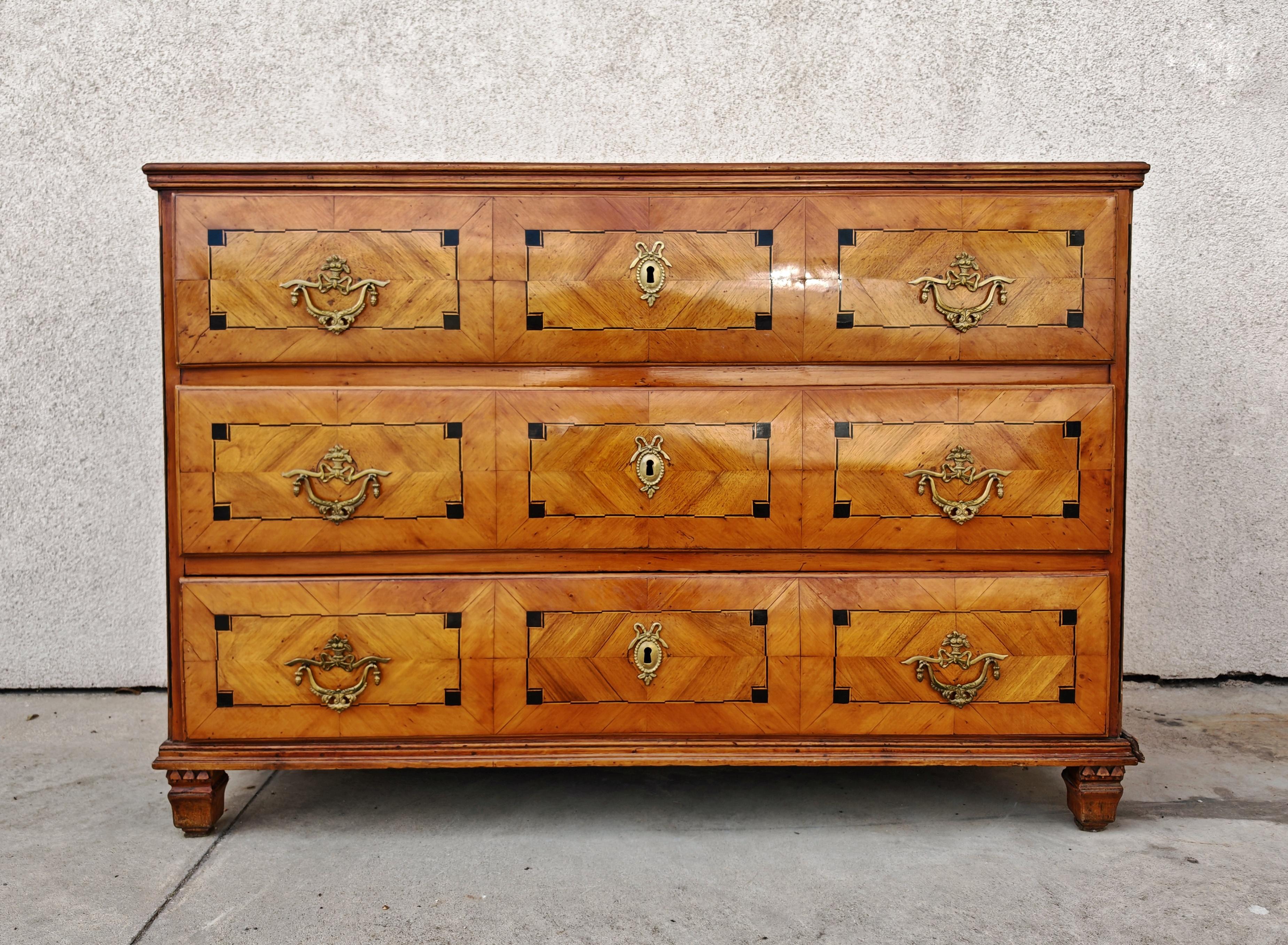 Antike Kommode aus Kirschenholz, Josephinim-Periode, Österreich 1790er Jahre (Neoklassisch) im Angebot