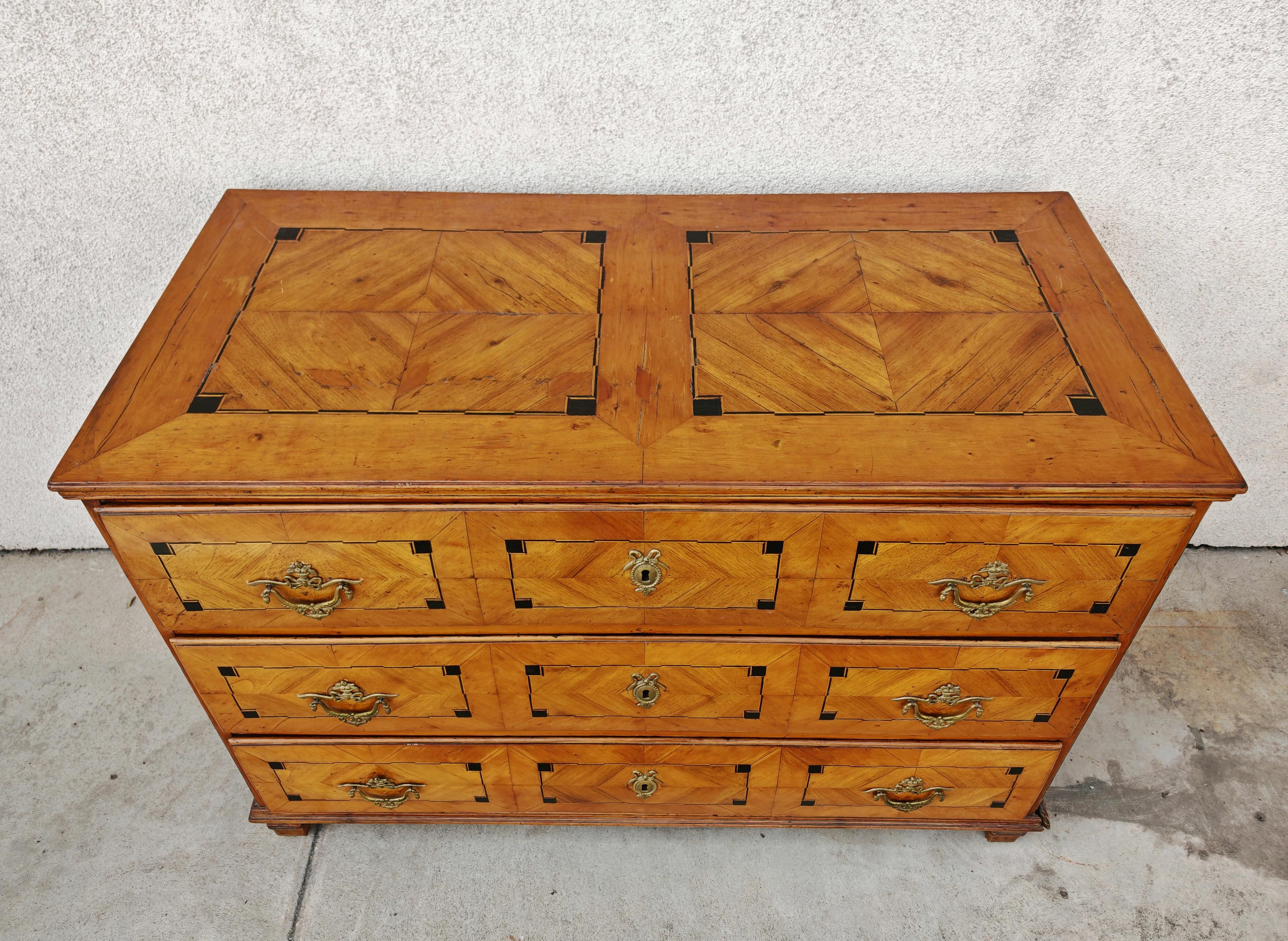 Antike Kommode aus Kirschenholz, Josephinim-Periode, Österreich 1790er Jahre (Spätes 18. Jahrhundert) im Angebot