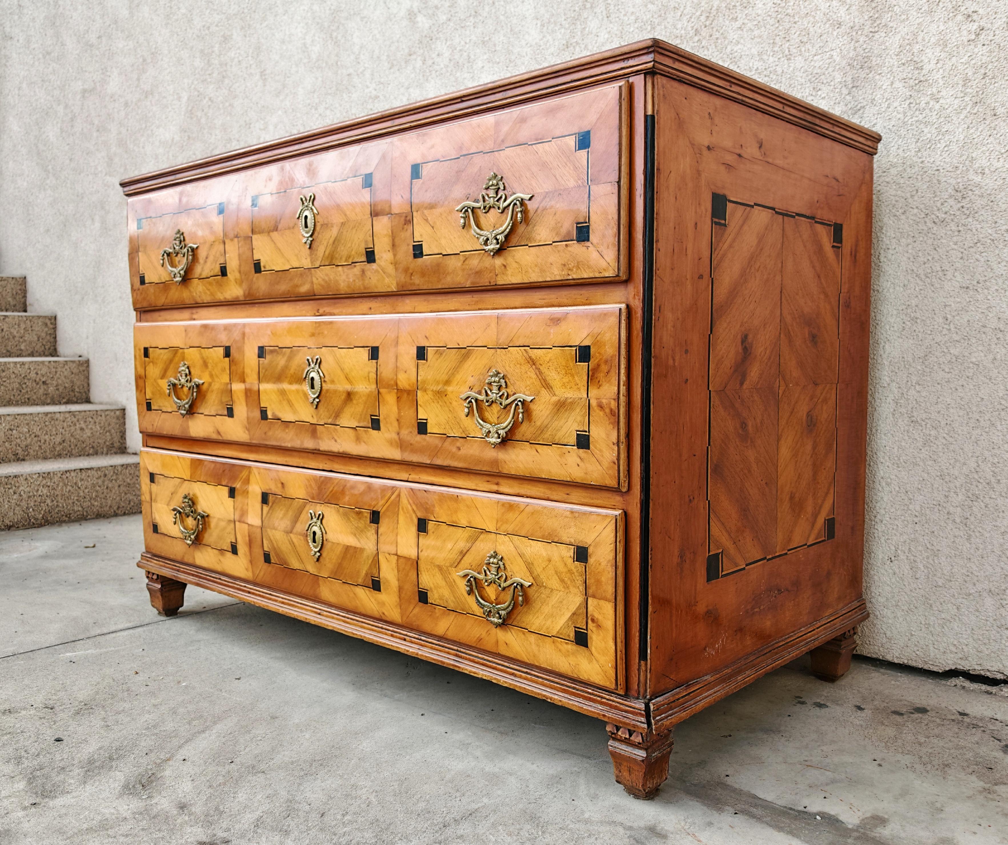 Antike Kommode aus Kirschenholz, Josephinim-Periode, Österreich 1790er Jahre im Angebot 1