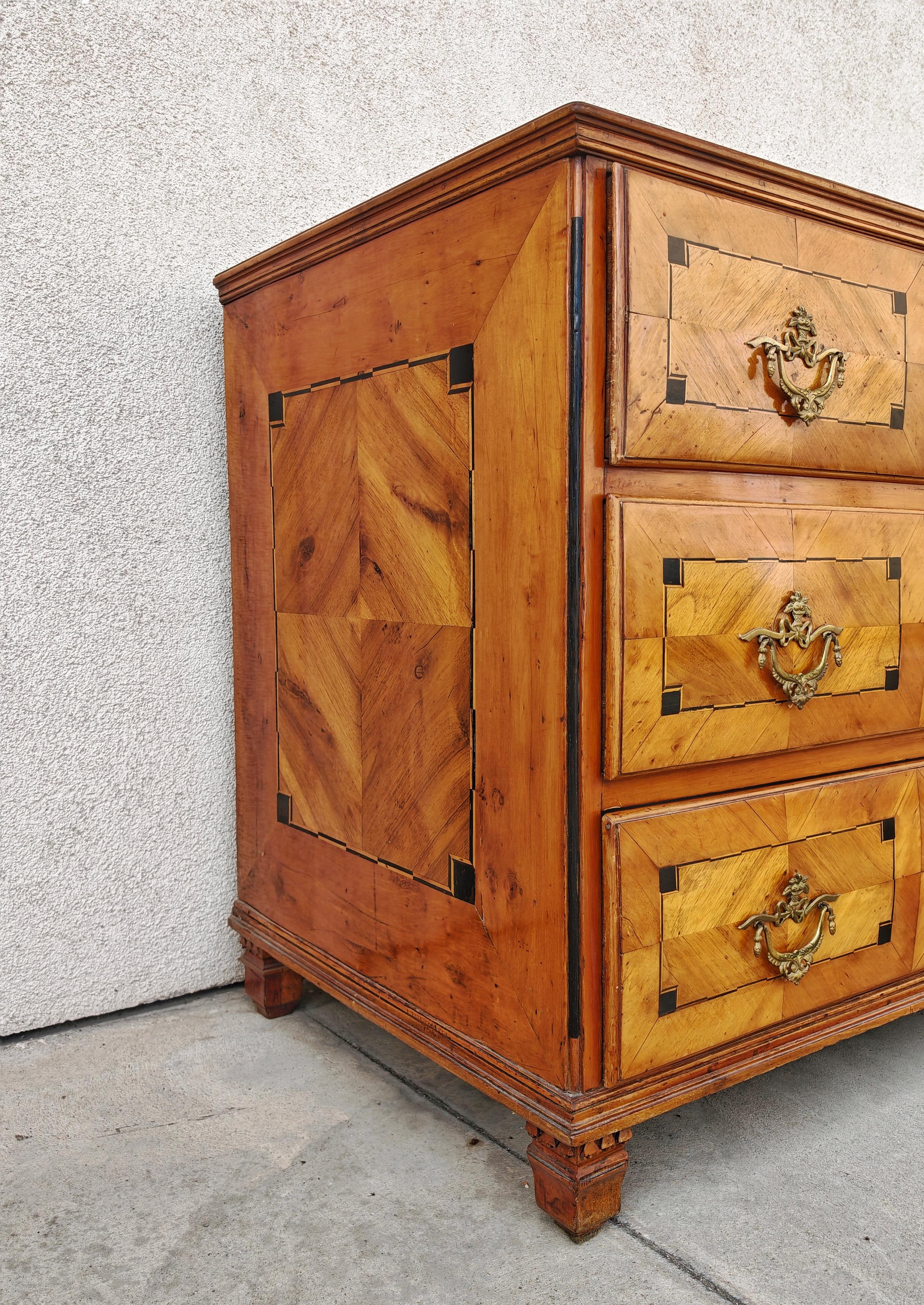 Antike Kommode aus Kirschenholz, Josephinim-Periode, Österreich 1790er Jahre im Angebot 2