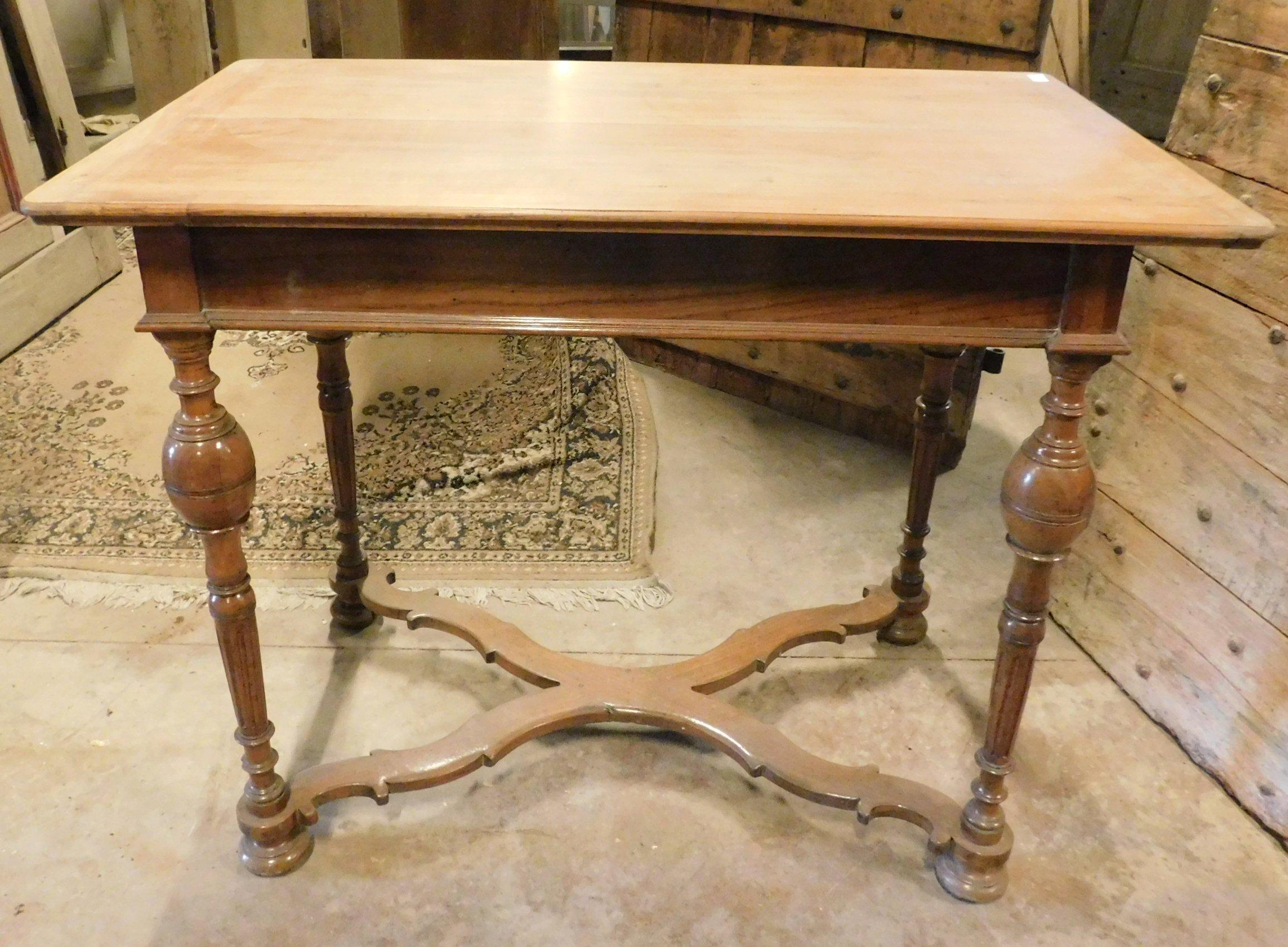 Table ancienne en bois de cerisier, sculptée à la main avec des pieds tournés, fabriquée au 18e siècle par un artisan de l'époque en Italie,
complète de tiroirs latéraux et de pieds avec entrelacement sur la base, mesurant cm L 103 x H 81 (espace