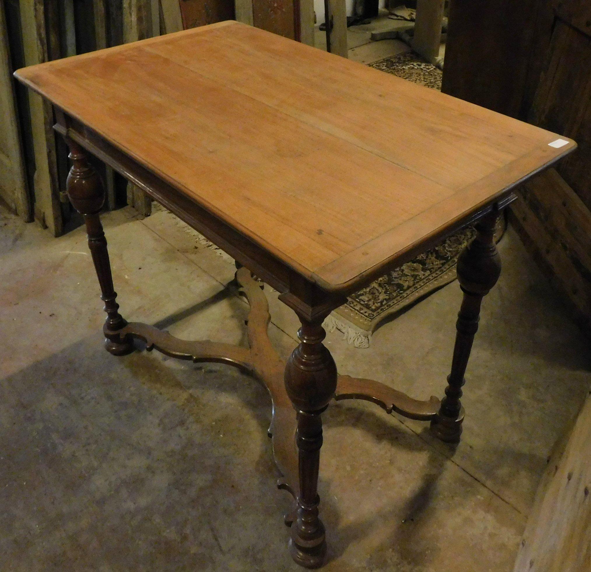 Cerise Table ancienne en bois de cerisier avec pieds sculptés à la main, 18ème siècle, Italie en vente