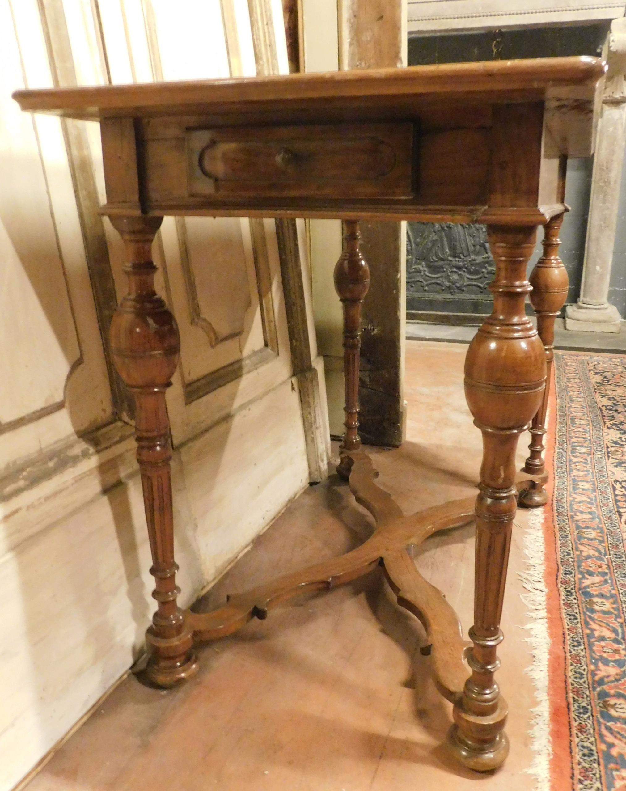 Table ancienne en bois de cerisier avec pieds sculptés à la main, 18ème siècle, Italie en vente 2