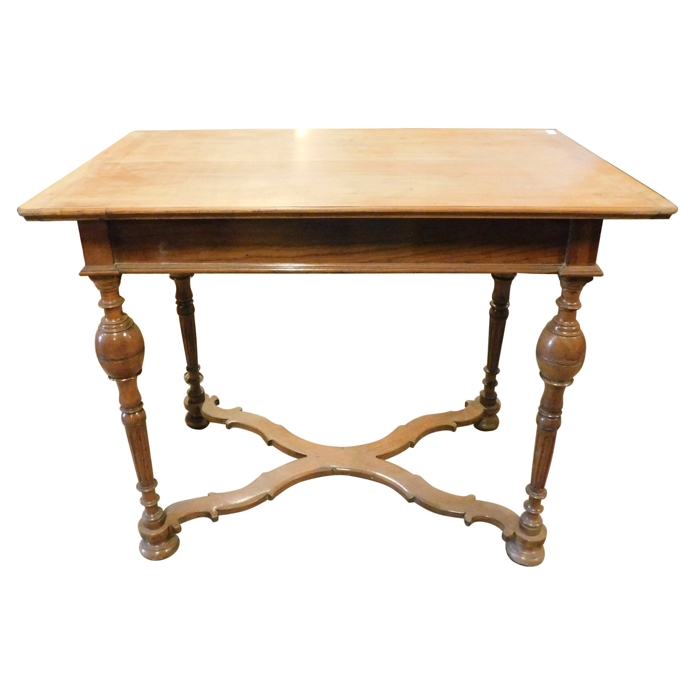 Table ancienne en bois de cerisier avec pieds sculptés à la main, 18ème siècle, Italie
