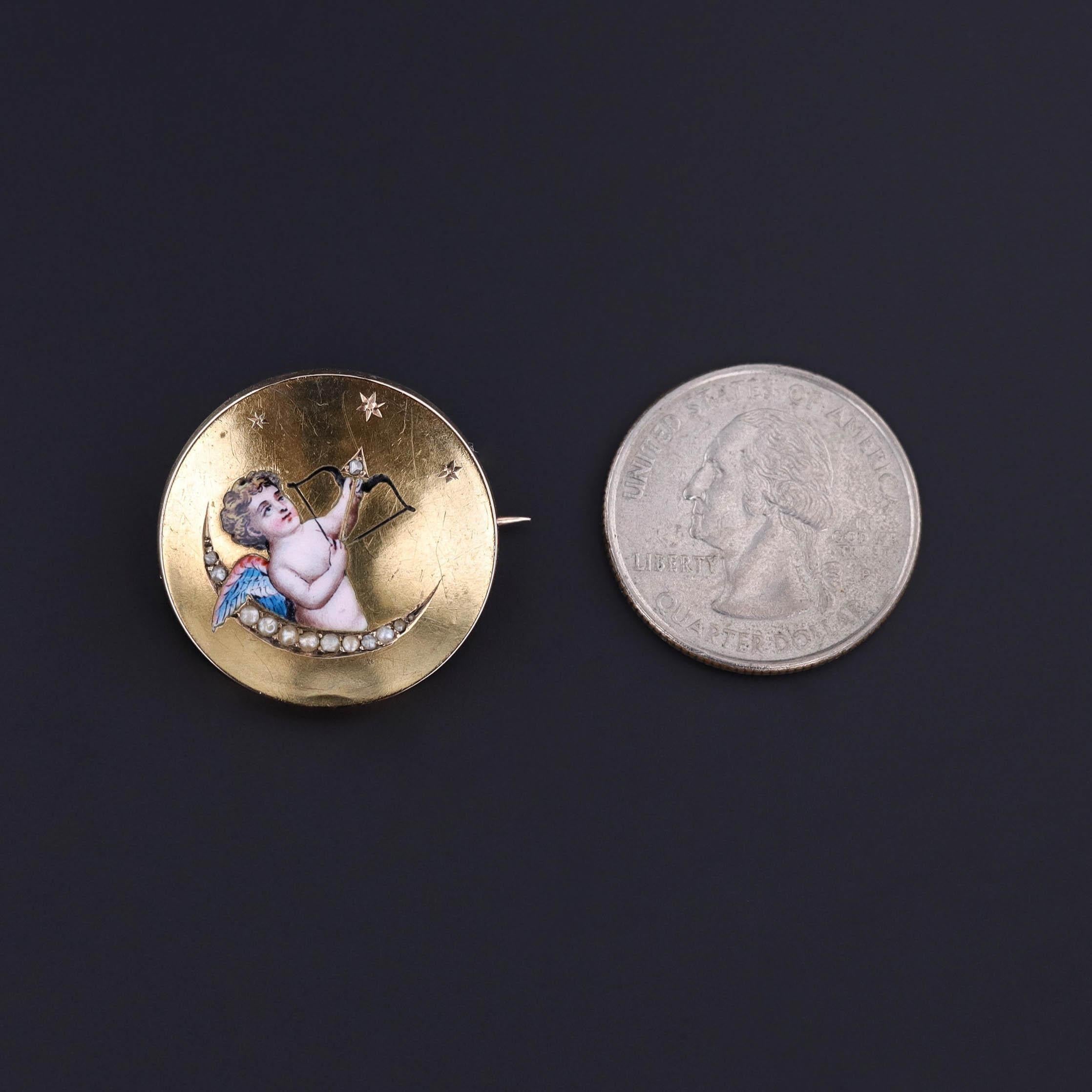 Broche antique en forme de chérubin : Cette broche ancienne en or 14 carats (vers 1880) représente un chérubin en émail niché dans un croissant de perles et tirant une flèche en diamant vers les étoiles.

La pièce mesure 1 pouce de diamètre et pèse