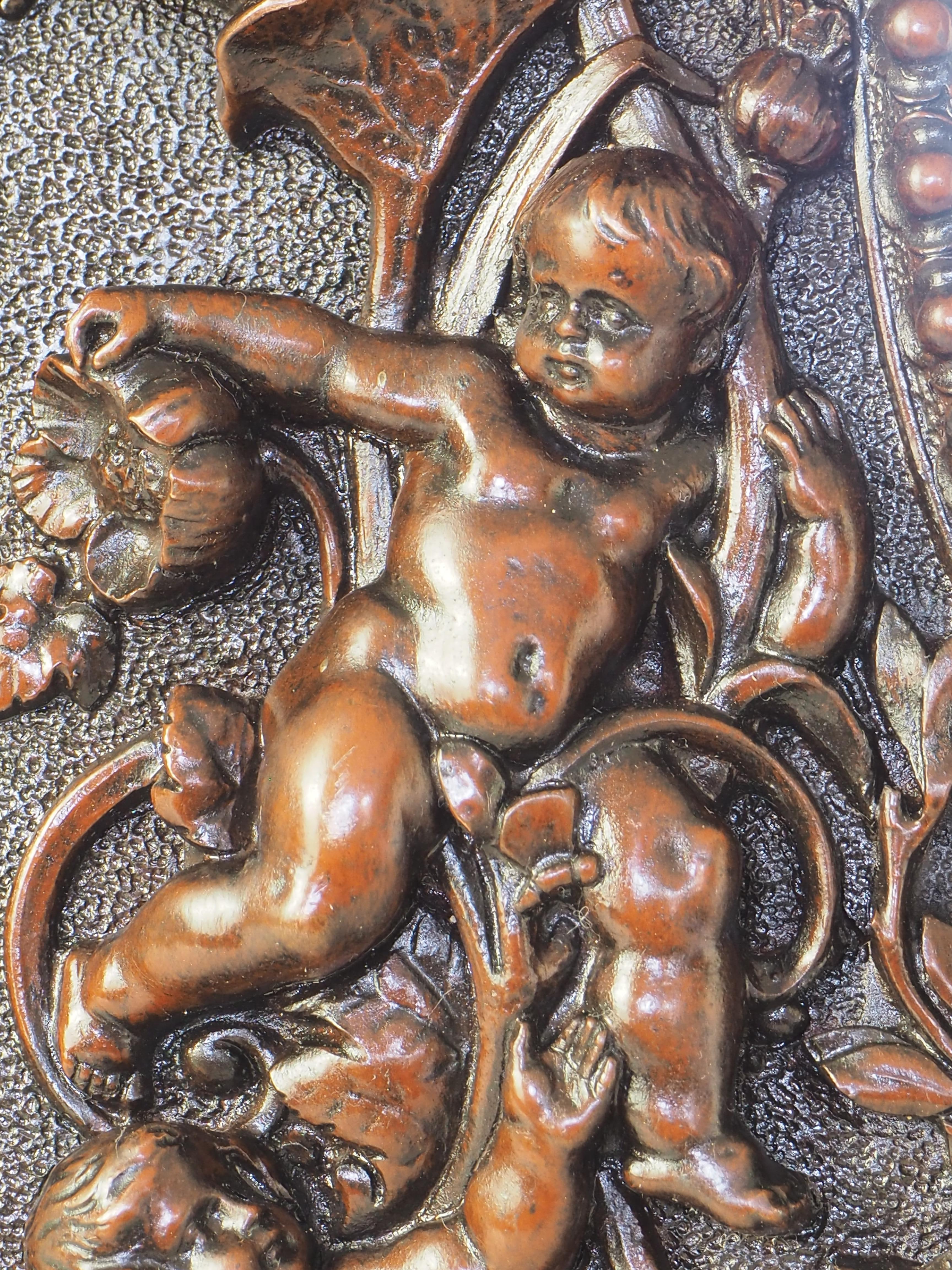 Specchio da parete in rame con cherubino antico in vendita 13