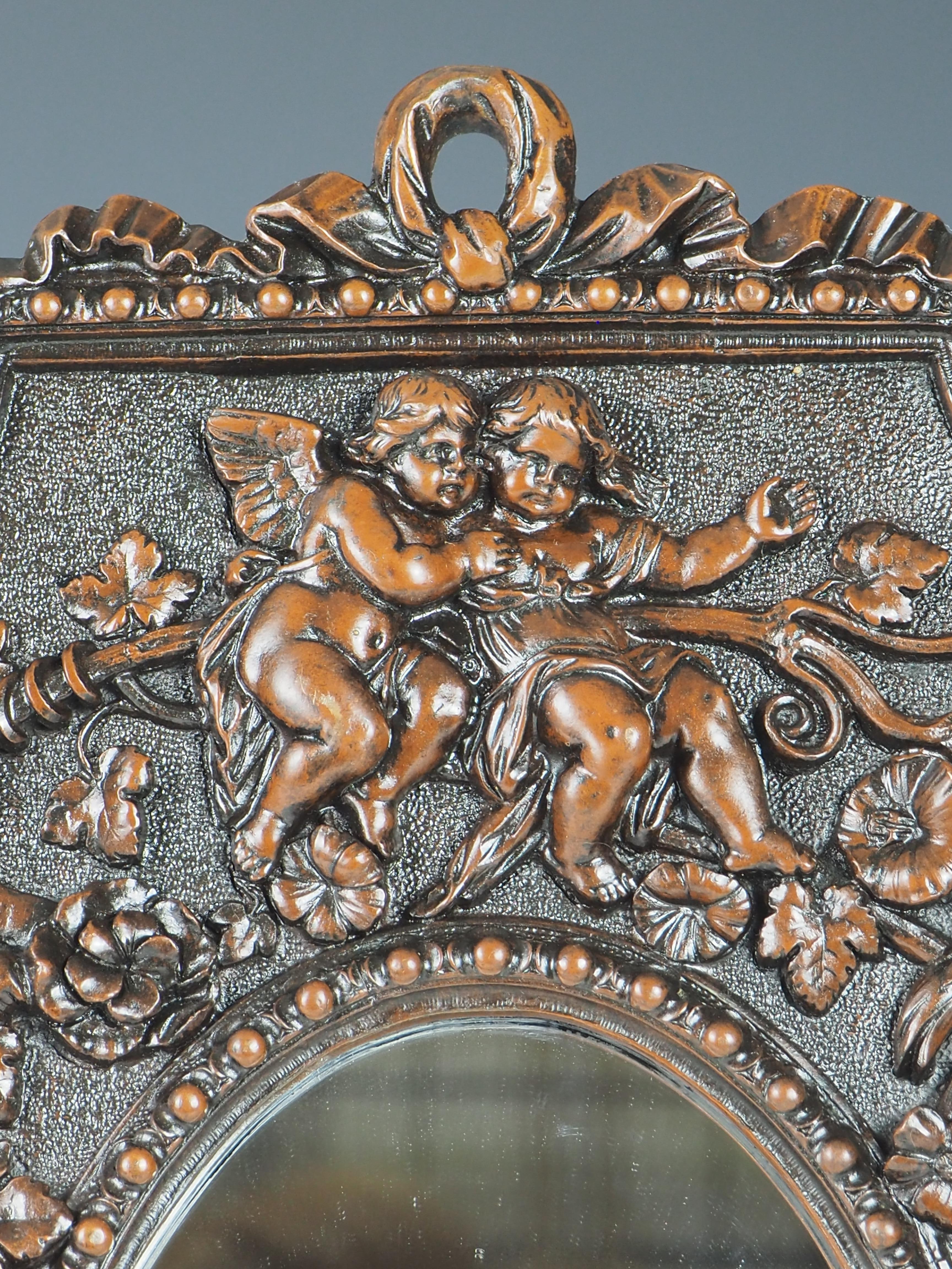 Specchio da parete in rame con cherubino antico in vendita 2