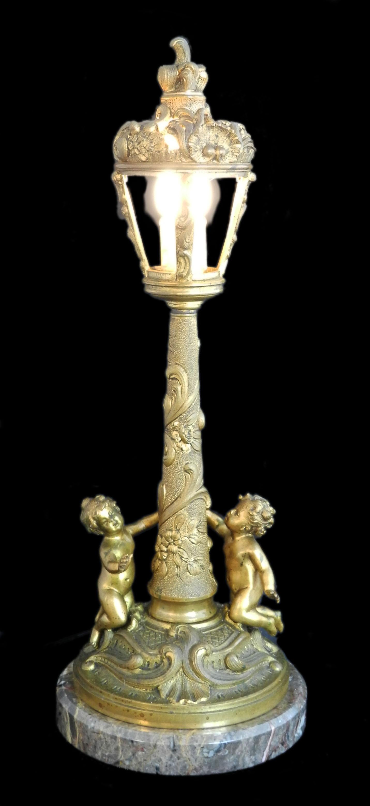 Antike Cherub Lampe Französisch Licht c1900-1910
Ungewöhnliche Leuchte mit einem Paar Putten aus vergoldeter Bronze
Auf einem Marmorsockel
Überarbeitet und im alten Glanz wiederhergestellt, bitte fügen Sie einfach einen Stecker